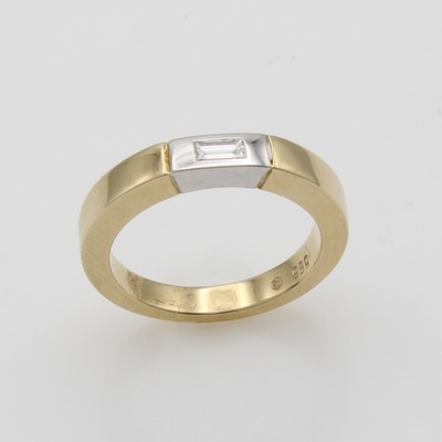 27050727a - Ring mit Diamant, GG/WG 585/000, Diam.-Ba- guette ca. 0,05 ct feines Weiß/vs, RW ca. 55 ...