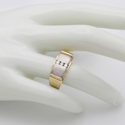 27050757b - Herrenring mit Brillanten, GG/WG 585/000, z.T. matt., 3 Brill. zus. ca. 0.12 ct Weiß/p, ...