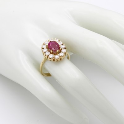 27050758b - Ring mit Rubin und Brillanten, GG 585/000, Brill. zus. ca. 1,00 ct Weiß/si, facett. ...