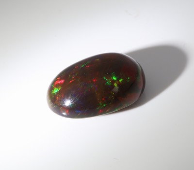 27050773b - Loser schwarzer Opal, ca. 10.91 ct, ovaler Cabochon, Farbspiel in Grün, Rot und Blau ...