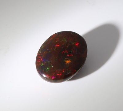 27050773c - Loser schwarzer Opal, ca. 10.91 ct, ovaler Cabochon, Farbspiel in Grün, Rot und Blau ...