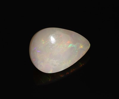 27050778c - Loser Opal, ca. 16.43 ct, tropfenf. Cabochon, zartes Farbspiel in Grün, Rot und Blau ...