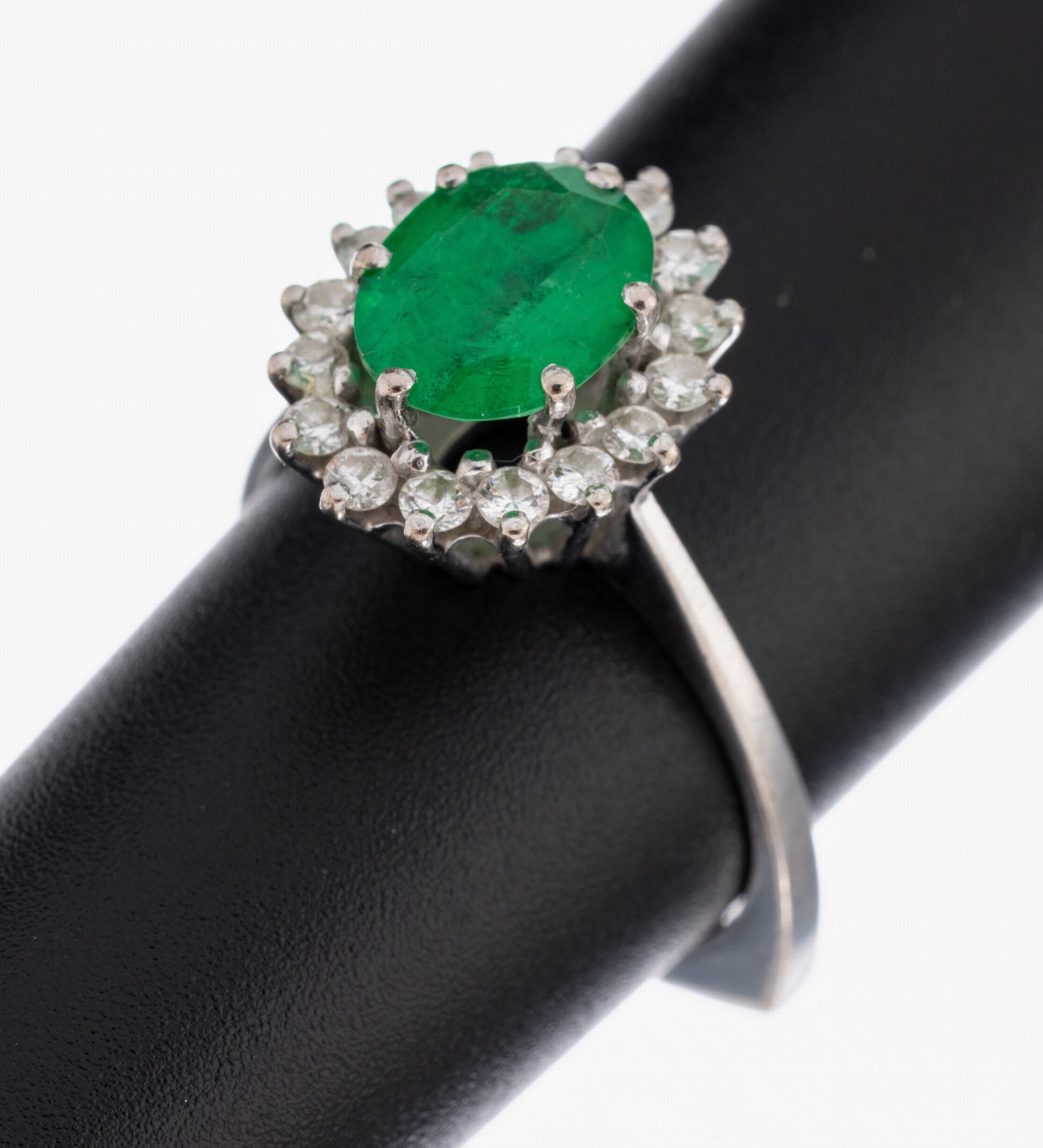 Image 27050803 - 18 kt Gold Farbstein-Brillant-Ring, WG 750/000, mittig erhaben gefasste ovalfacett. ...