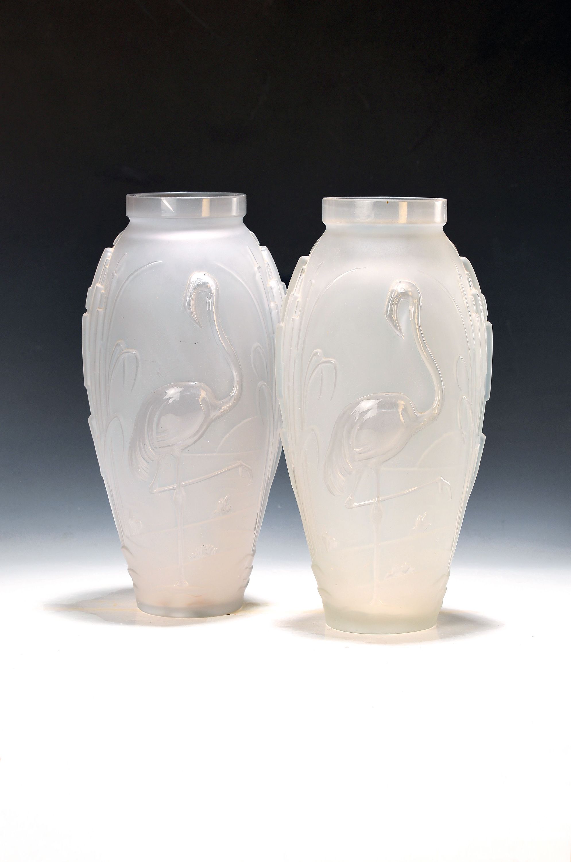 Image 27050855 - Paar Art Deco-Vasen, Edmond Etling (1909-1940), milchiges Pressglas, Dekor mit ...