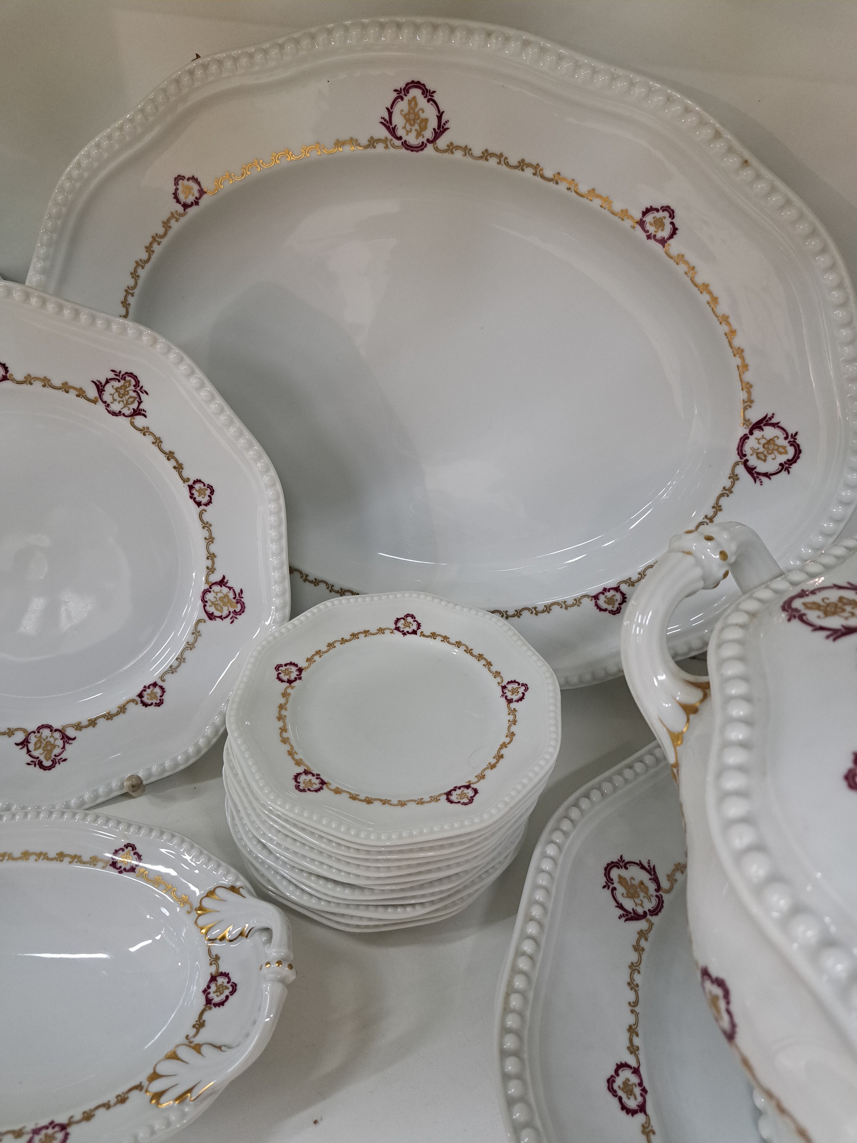 Detail b: Speiseservice, Rosenthal, 1920er/30er Jahre,Porzellan, Perlrand, zarter Bordüren in Gold und Weinrot, 5 flache Teller, 11 tiefe Teller, 12 ...