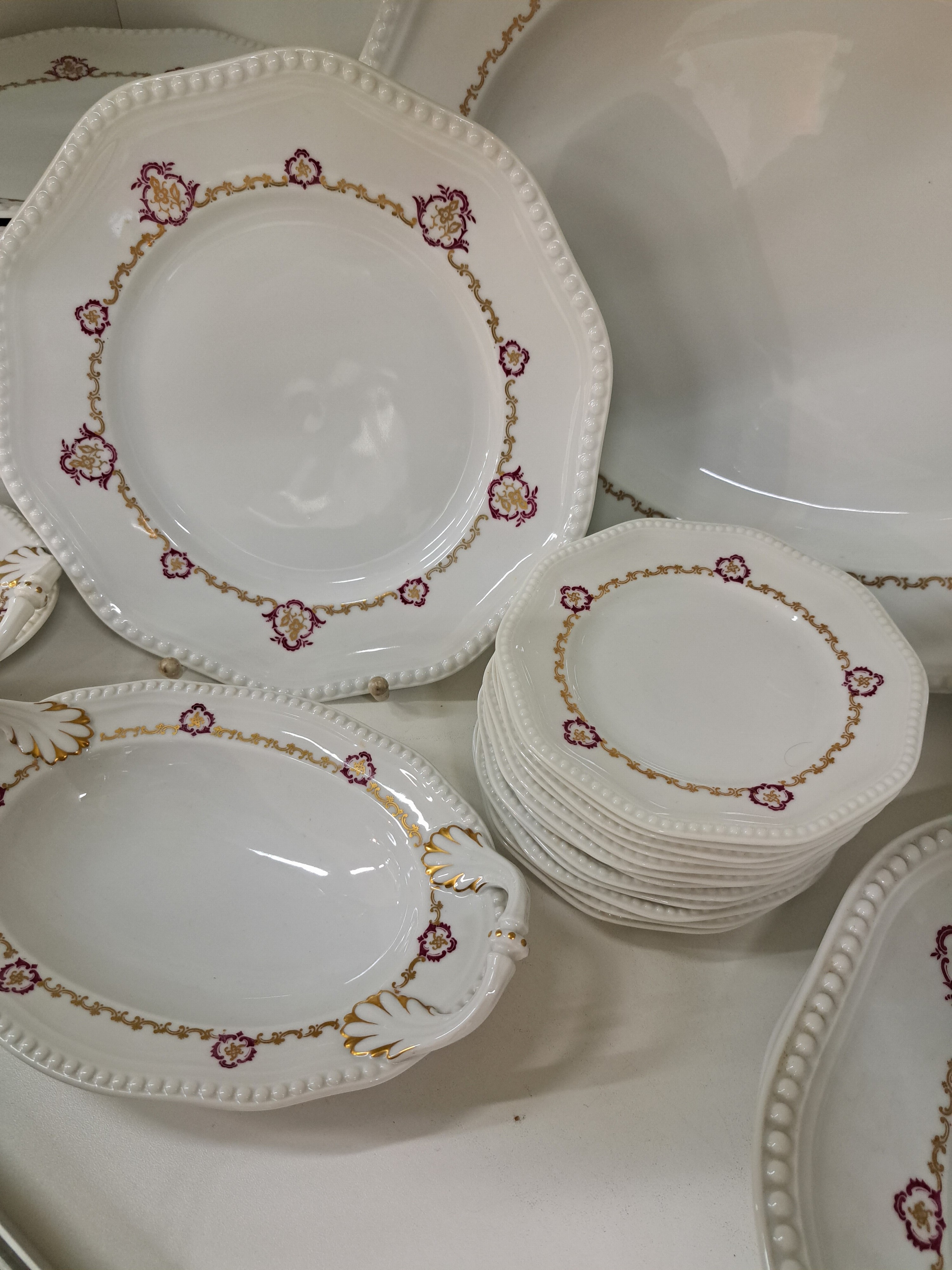 Detail c: Speiseservice, Rosenthal, 1920er/30er Jahre,Porzellan, Perlrand, zarter Bordüren in Gold und Weinrot, 5 flache Teller, 11 tiefe Teller, 12 ...