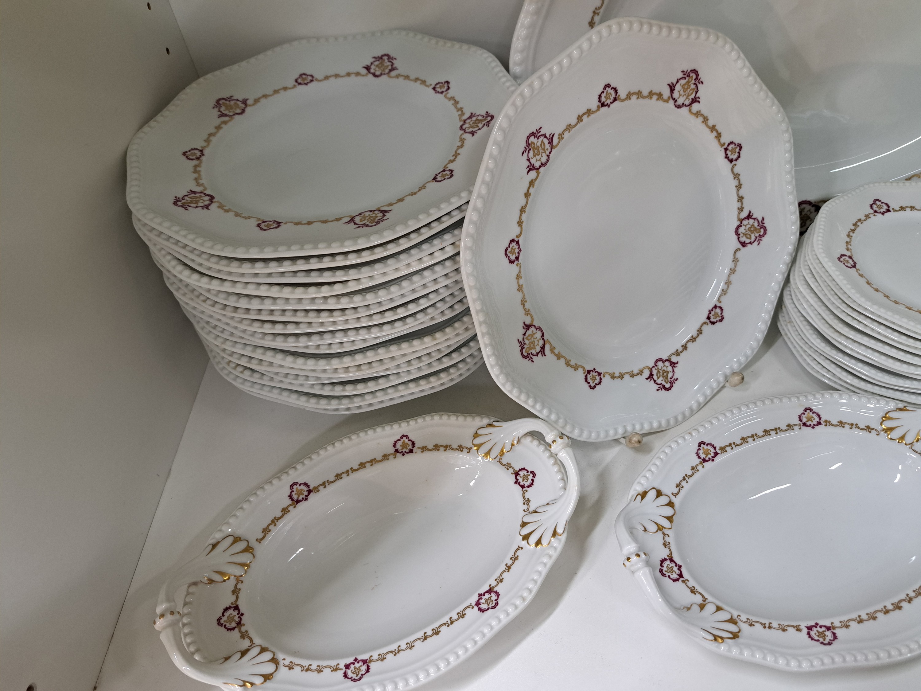 Detail d: Speiseservice, Rosenthal, 1920er/30er Jahre,Porzellan, Perlrand, zarter Bordüren in Gold und Weinrot, 5 flache Teller, 11 tiefe Teller, 12 ...