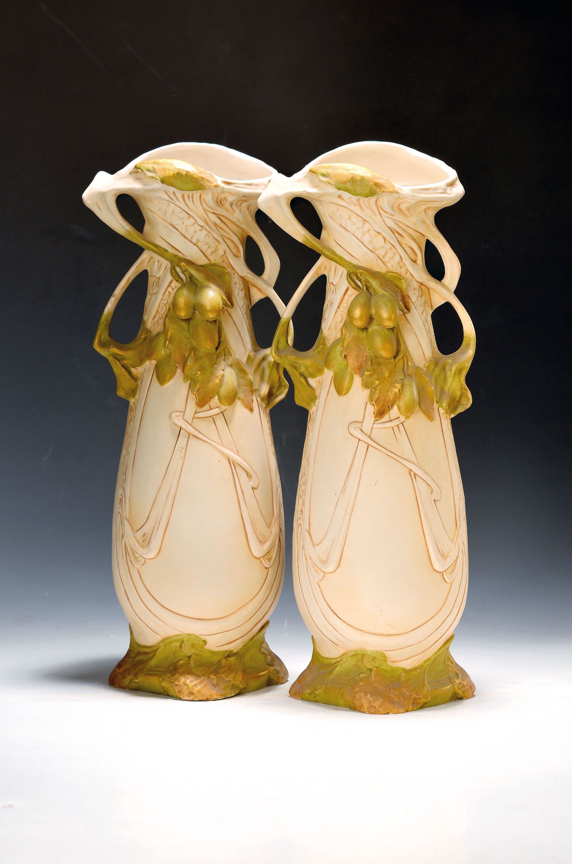 Image 27050865 - Vasenpaar, Royal Dux, Anfang 20.Jh., Keramik, farbig bemalt, organische Form mit ...