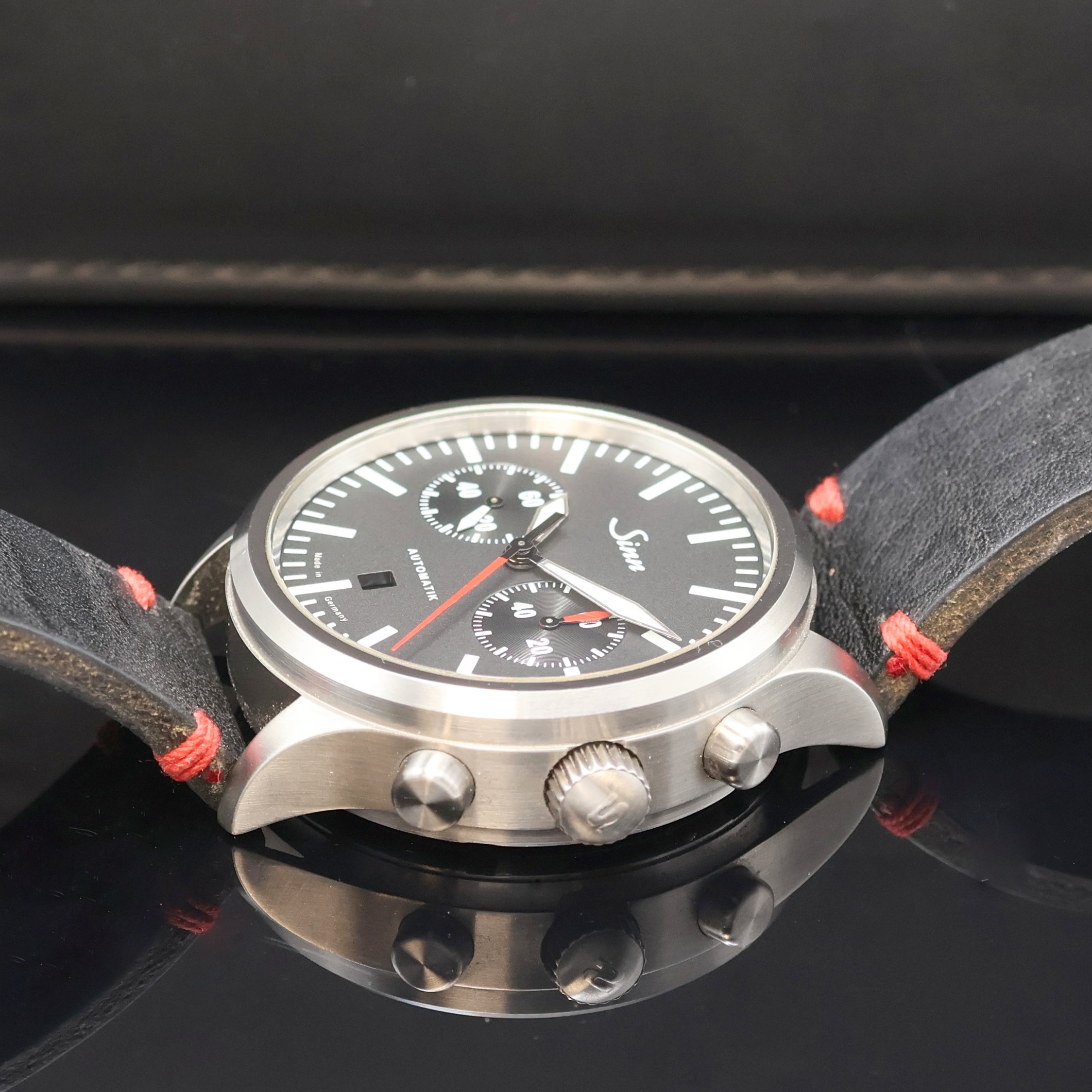 Detail c: SINN 936 Herrenchronograph in Edelstahl, Deutschland um 2020, Automatik, satiniertes Geh. (Tegiment), orig. Lederband m. Dornschl., Boden u. Krone ...