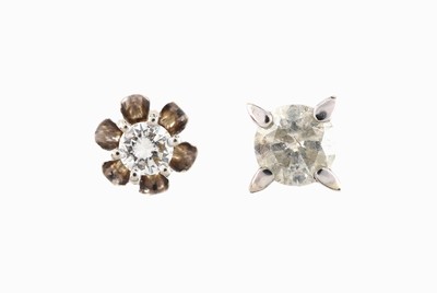 27050804a - Konvolut 2 einzelne 14 kt Gold Brillant -Ohrstecker, GG/WG 585/000, 1 x vierer ...