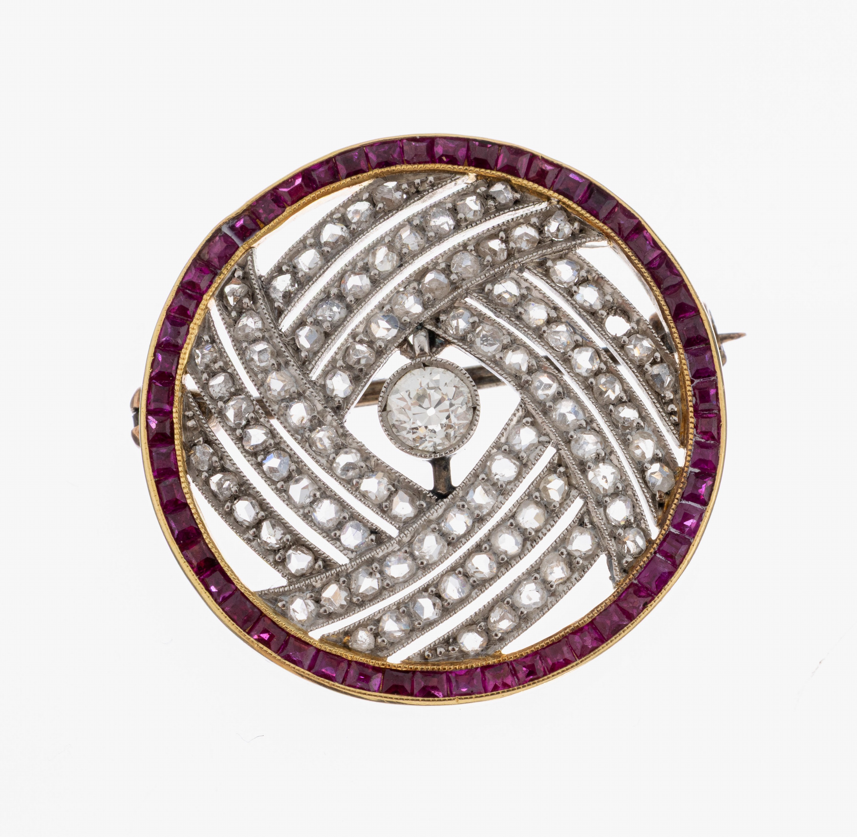 Image 27050972 - 18 kt Gold Diamant-Rubin-Brosche, um 1900, GG 750/000 gepr., runde Gestaltung, mittig ...
