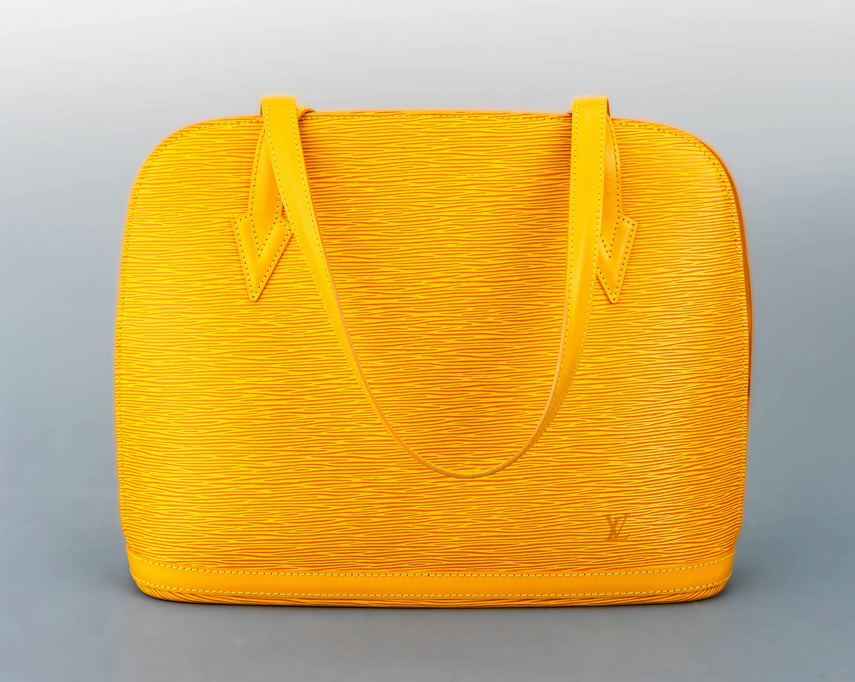 Detail a: LOUIS VUITTON Handtasche, "Lussac", Epileder in Gelb, 2 Schulterriemen, innen violettfarb. Veloursleder, großes Innenfach, 2seitl. ...