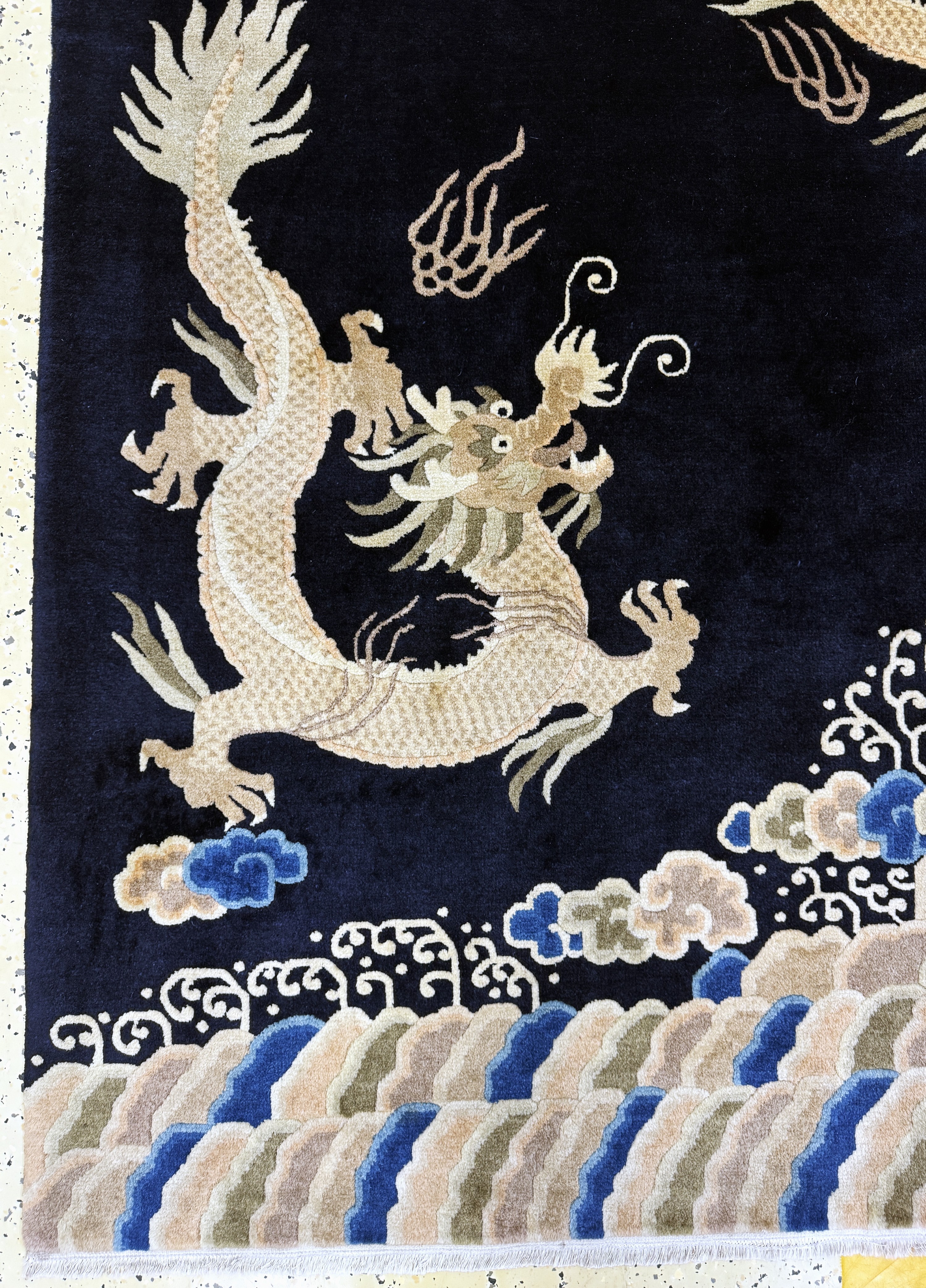 Detail b: China "Drachenteppich", Mitte 20.Jhd., Wolle auf Baumwolle, ca. 295 x 200 cm, EHZ: 1-2