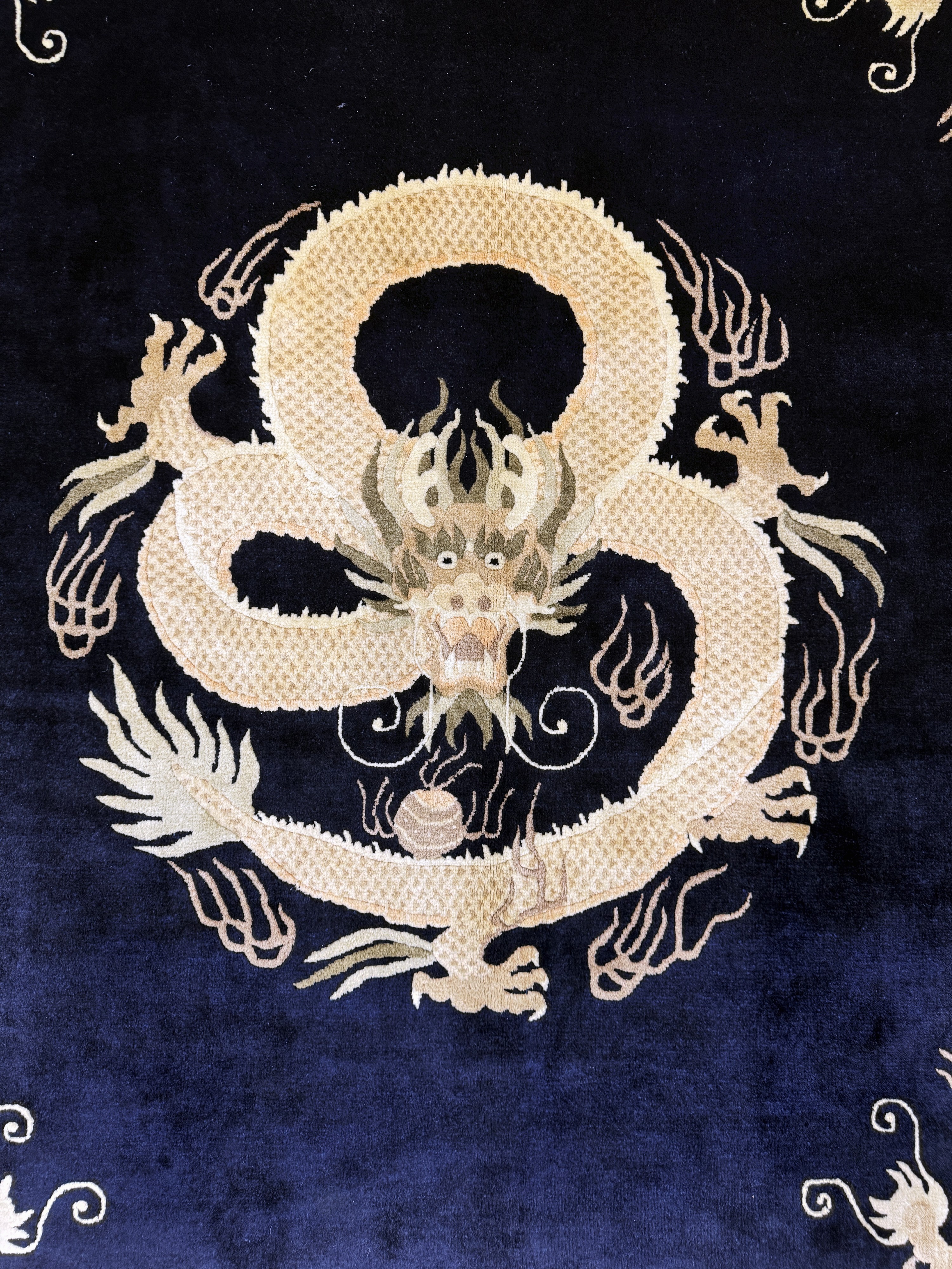 Detail c: China "Drachenteppich", Mitte 20.Jhd., Wolle auf Baumwolle, ca. 295 x 200 cm, EHZ: 1-2