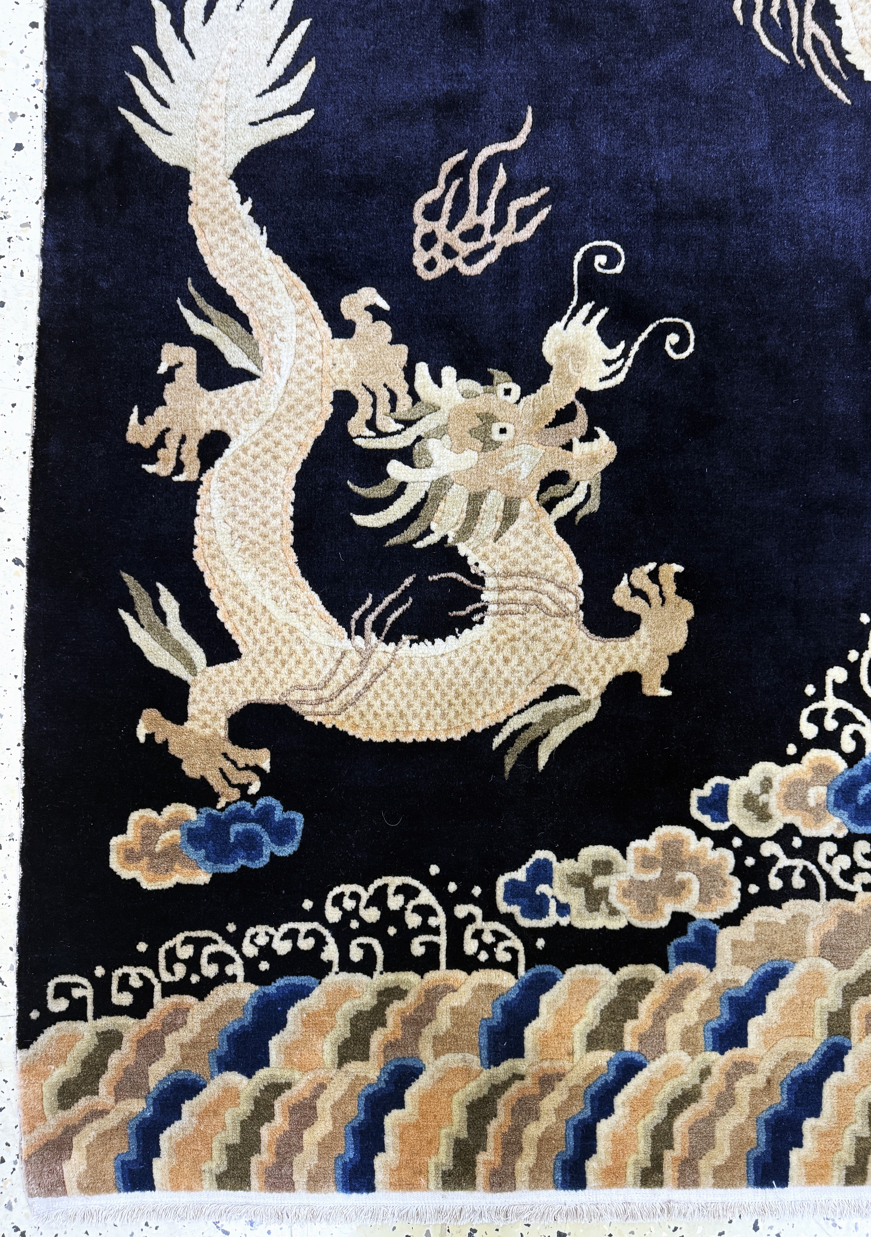 Detail e: China "Drachenteppich", Mitte 20.Jhd., Wolle auf Baumwolle, ca. 295 x 200 cm, EHZ: 1-2
