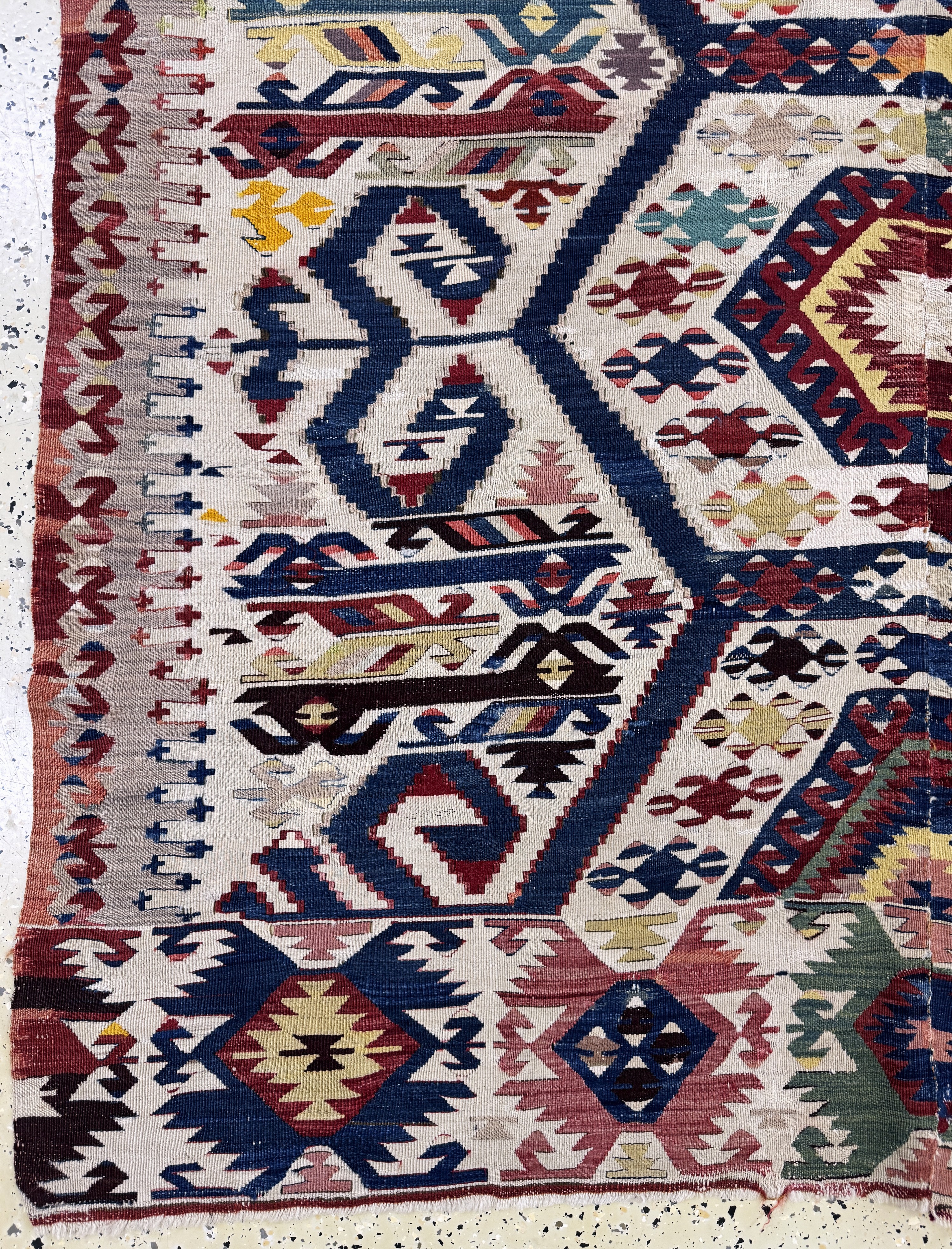 Detail b: Aydin Kelim, Türkei, um 1900, Wolle auf Wolle, ca. 265 x 160 cm, 2 bahnig, EHZ: 3, Restaurierungen