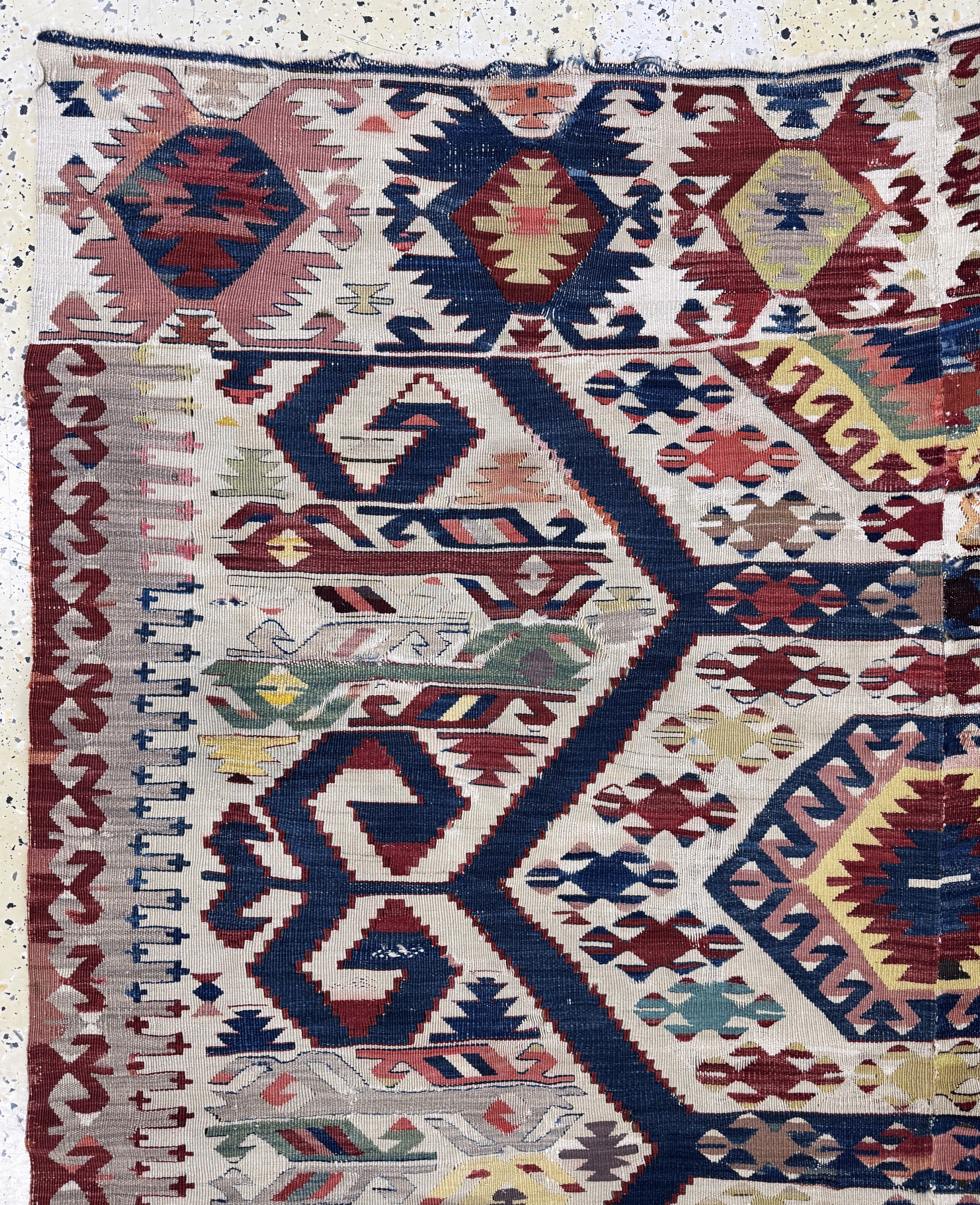 Detail e: Aydin Kelim, Türkei, um 1900, Wolle auf Wolle, ca. 265 x 160 cm, 2 bahnig, EHZ: 3, Restaurierungen