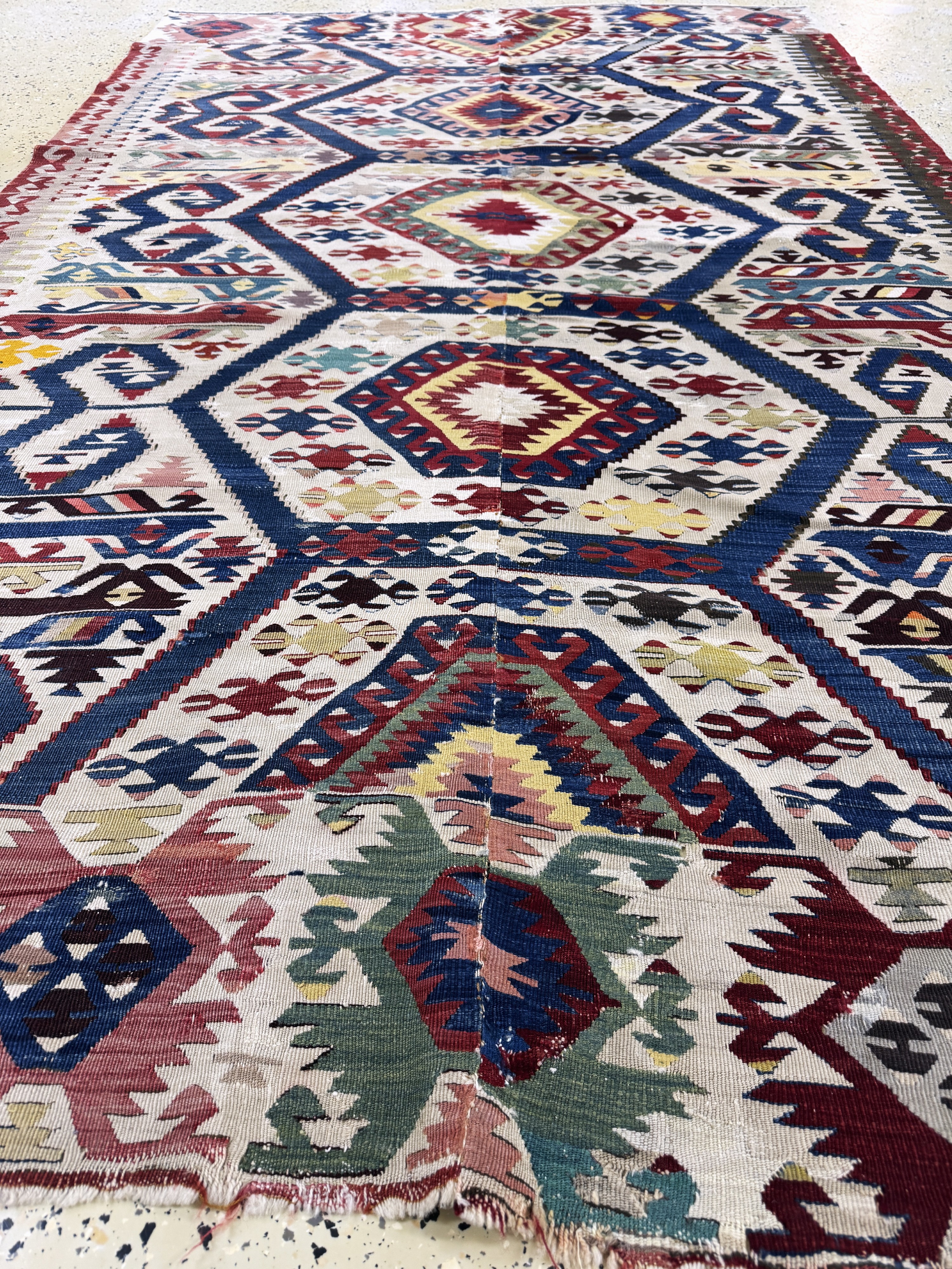Detail g: Aydin Kelim, Türkei, um 1900, Wolle auf Wolle, ca. 265 x 160 cm, 2 bahnig, EHZ: 3, Restaurierungen