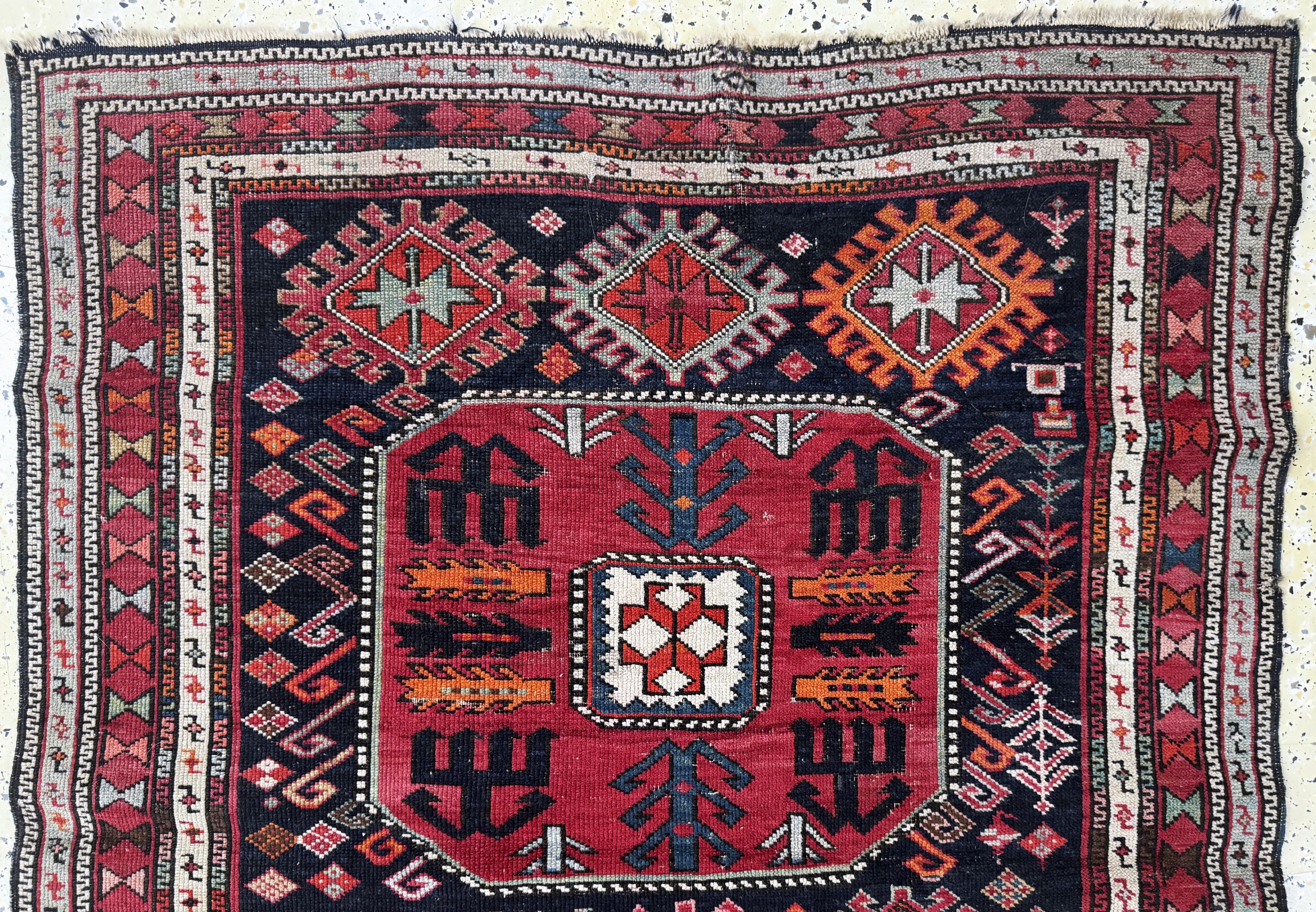 Detail a: "Chaili"Schirwan antik, Kaukasus, ca. datiert 1911 , Wolle auf Wolle, ca. 214 x 110 cm, EHZ: 3, (kleines Loch)