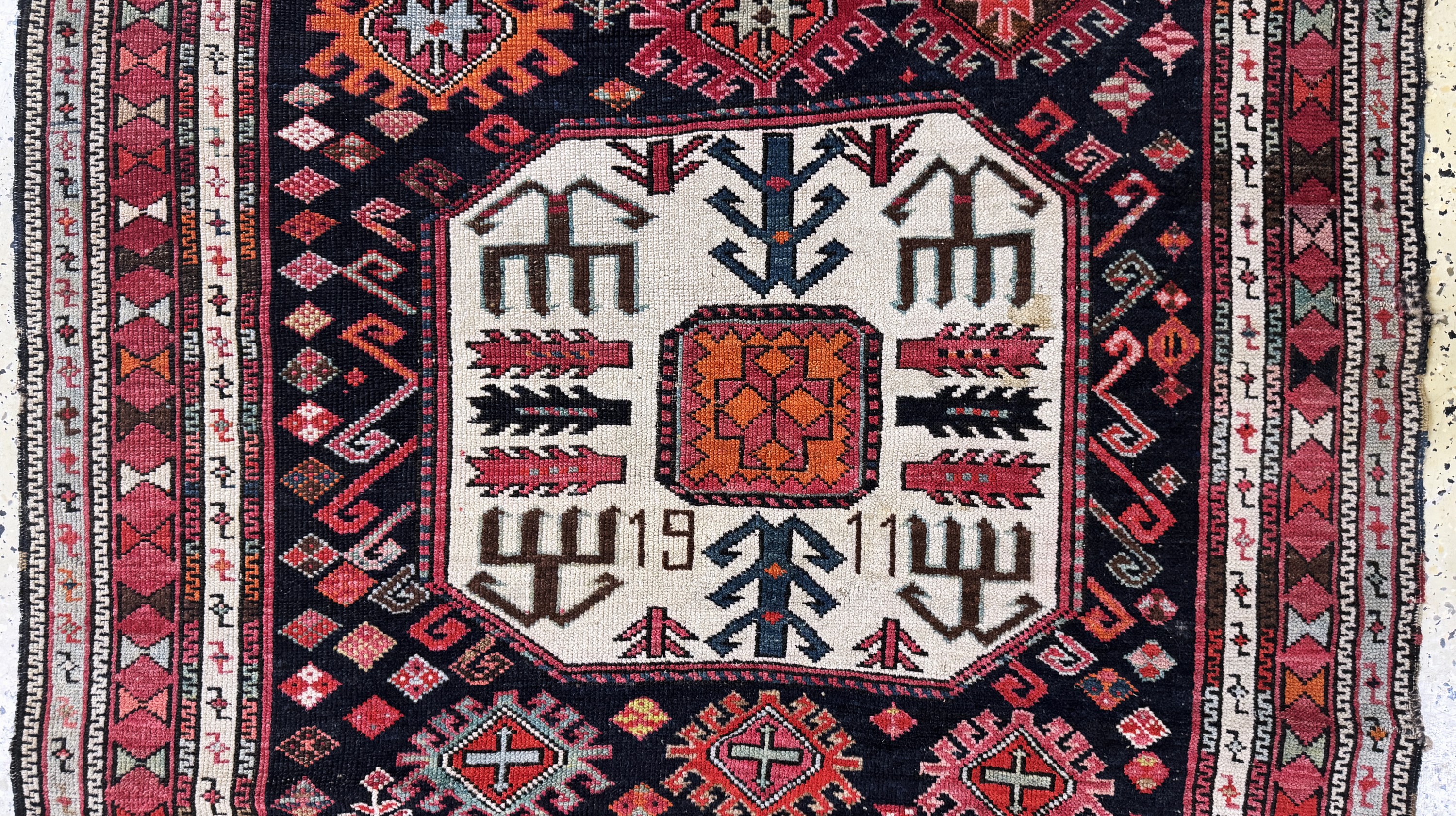 Detail b: "Chaili"Schirwan antik, Kaukasus, ca. datiert 1911 , Wolle auf Wolle, ca. 214 x 110 cm, EHZ: 3, (kleines Loch)