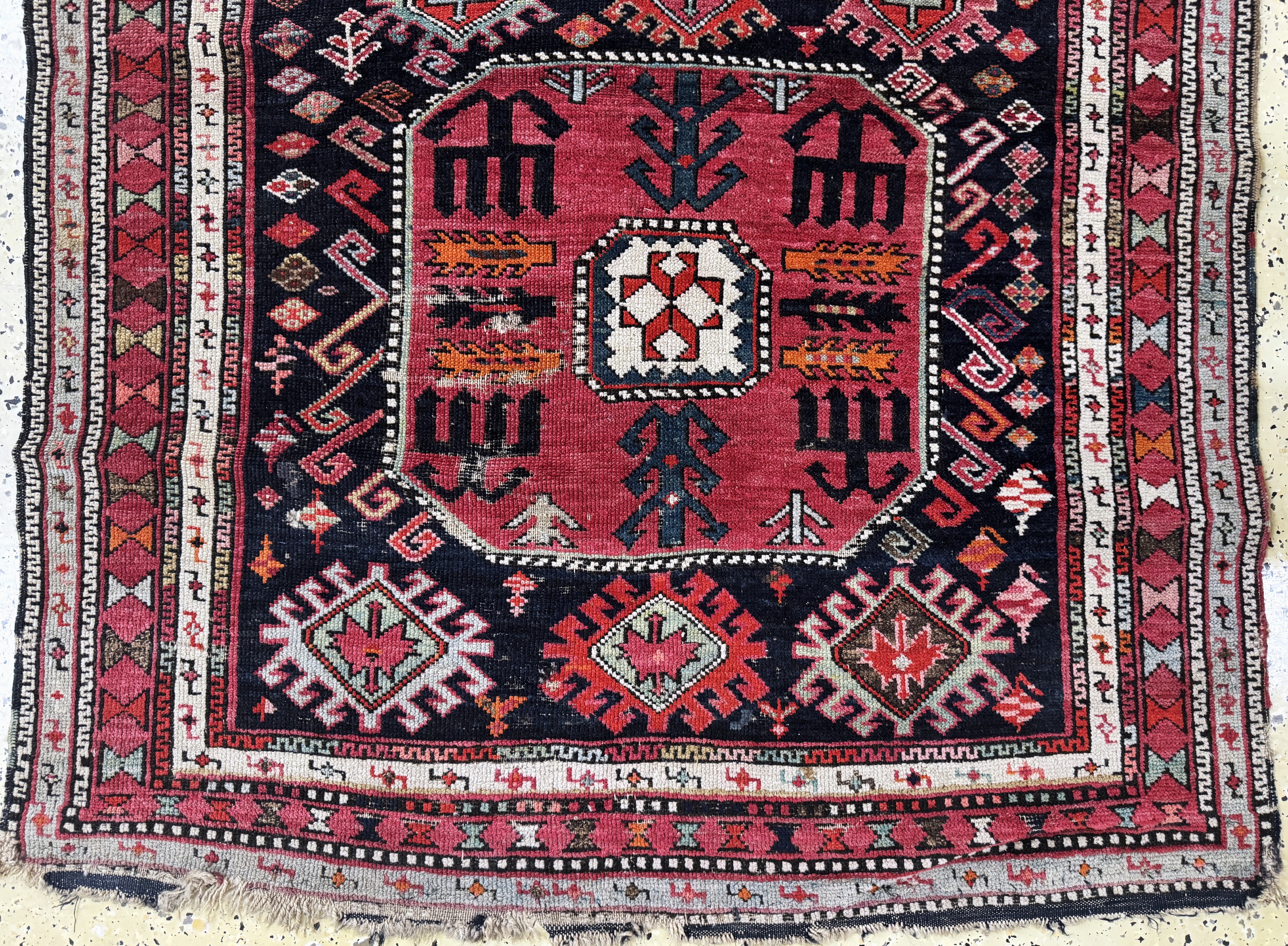 Detail c: "Chaili"Schirwan antik, Kaukasus, ca. datiert 1911 , Wolle auf Wolle, ca. 214 x 110 cm, EHZ: 3, (kleines Loch)