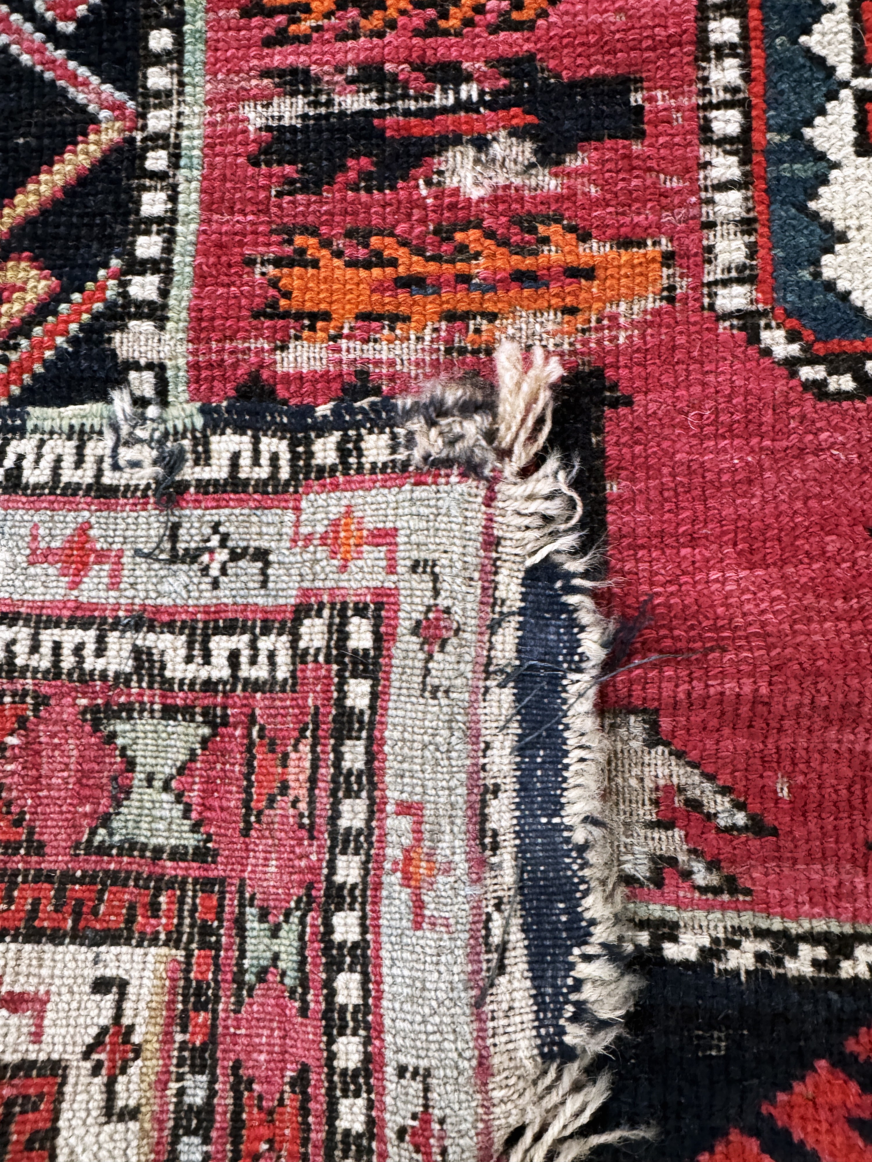 Detail e: "Chaili"Schirwan antik, Kaukasus, ca. datiert 1911 , Wolle auf Wolle, ca. 214 x 110 cm, EHZ: 3, (kleines Loch)