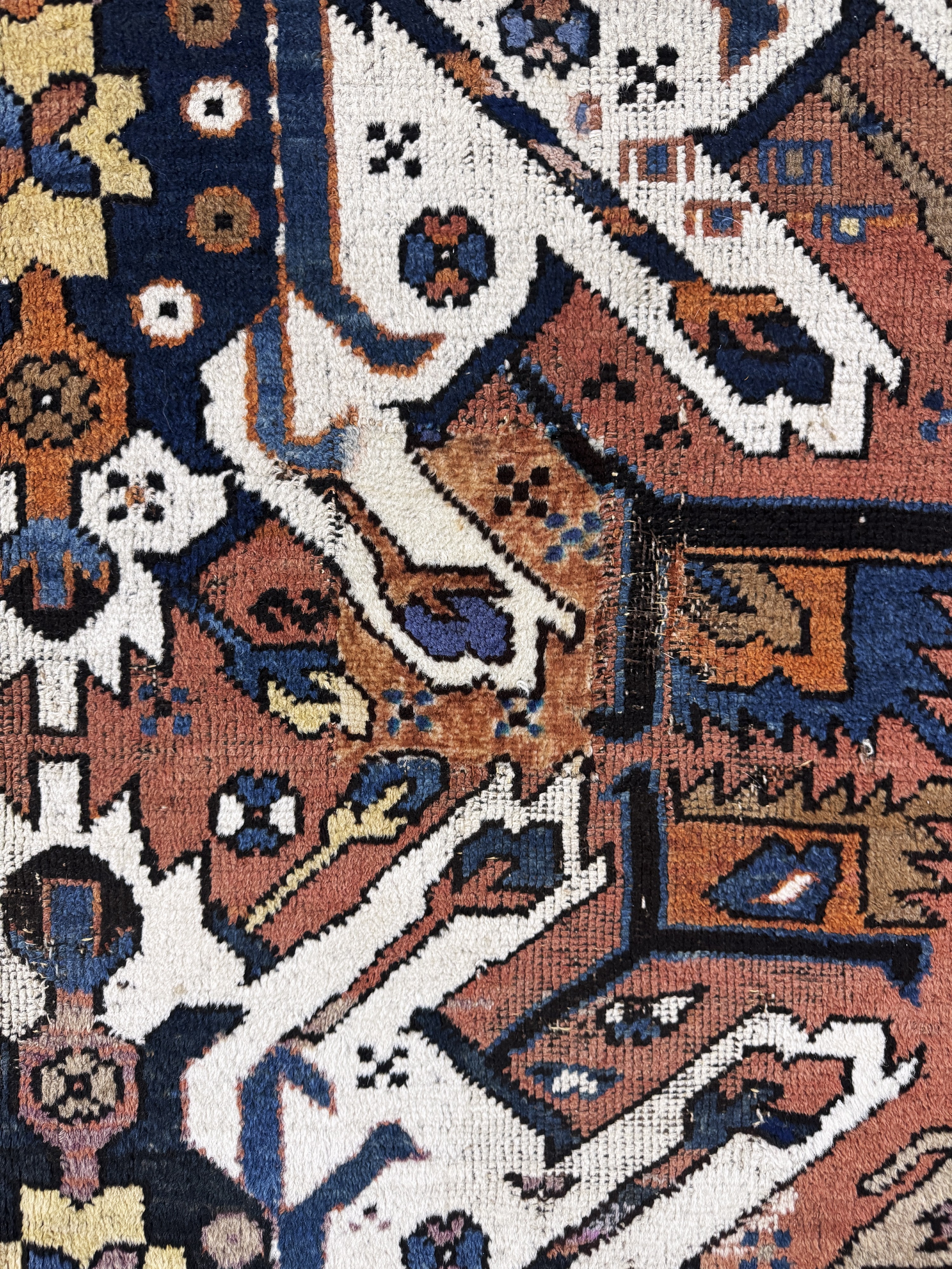 Detail g: Tschelaberd"Adler-Kazak", Kaukasus, 19.Jhd,Wolle auf Wolle, ca. 233 x 165 cm, EHZ: 3, (restaurierte Stellen)