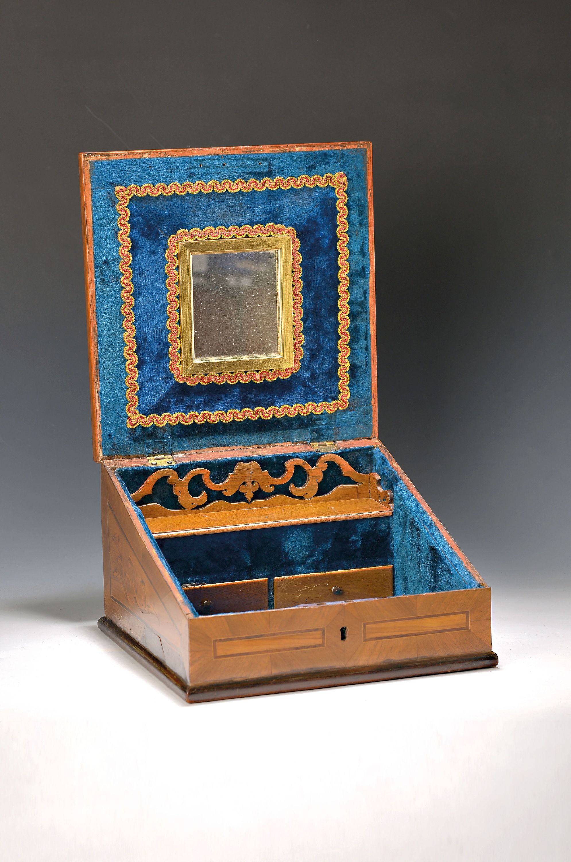 Image 27050982 - Frisierkästchen, Frankreich, ausgehendes 19.Jh., Nußbaum, geometrisierende ...
