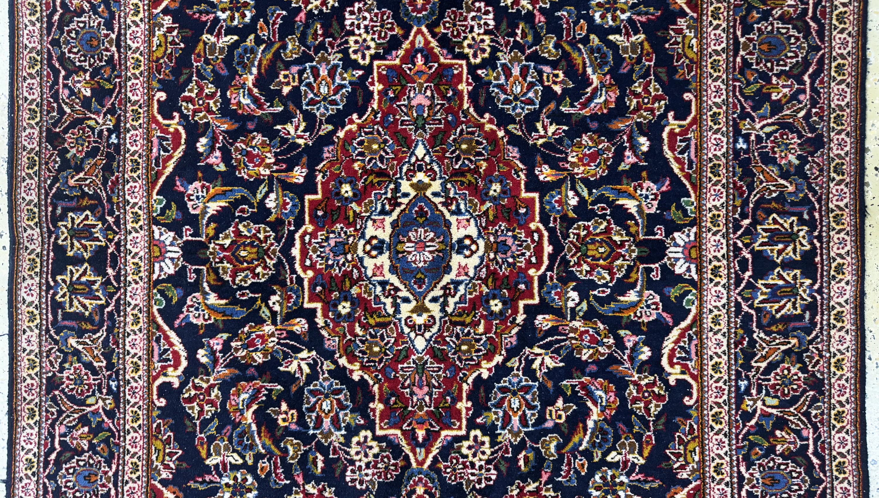 Detail b: Keschan"Ghotbi"signiert, Persien, Mitte 20.Jhd, Wolle auf Baumwolle, ca. 218 x 141 cm,EHZ: 2
