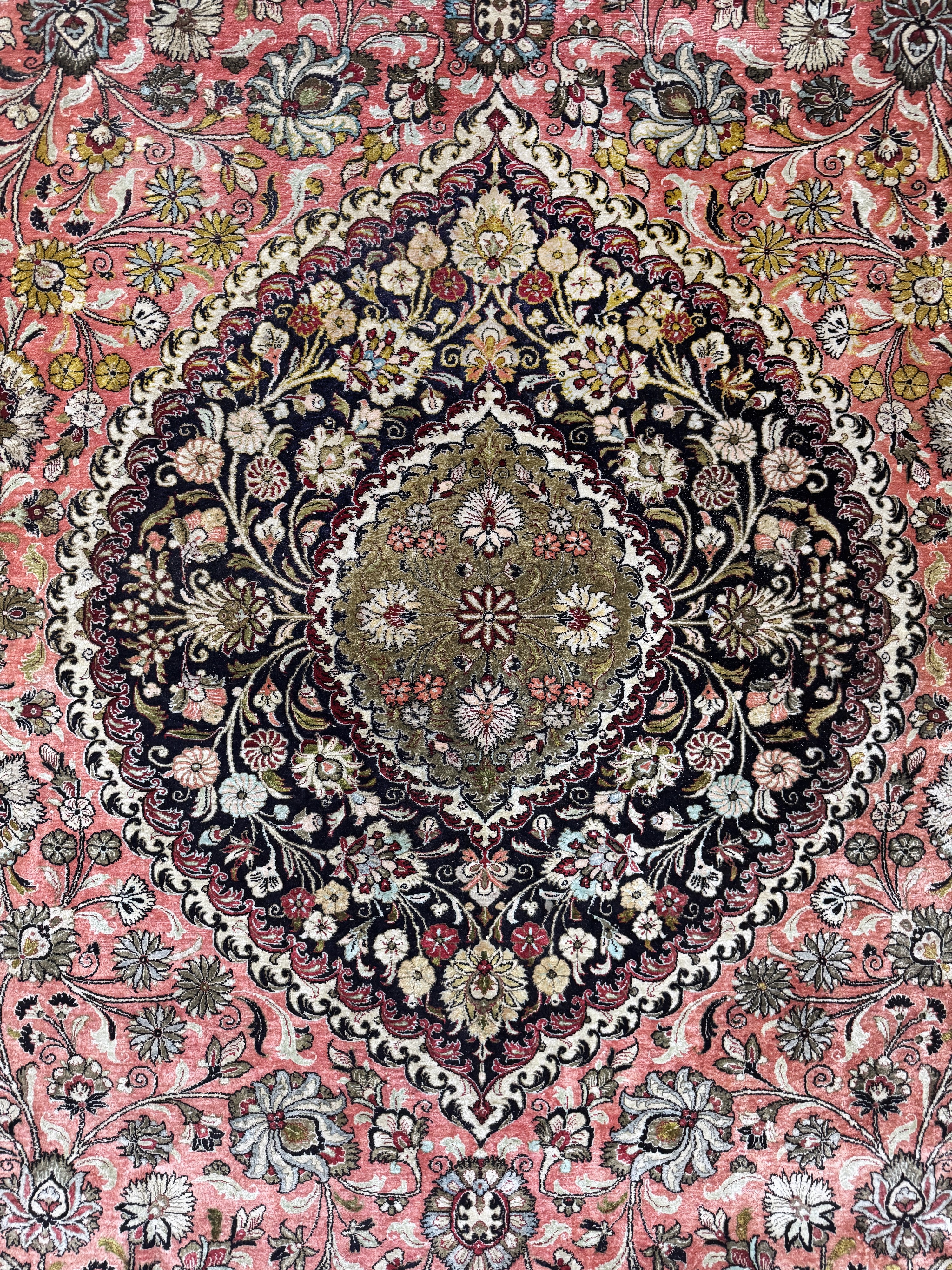 Detail e: Ghom Seide, Persien, Mitte 20.Jhd, reine Naturseide, ca. 375 x 250 cm, EHZ: 3