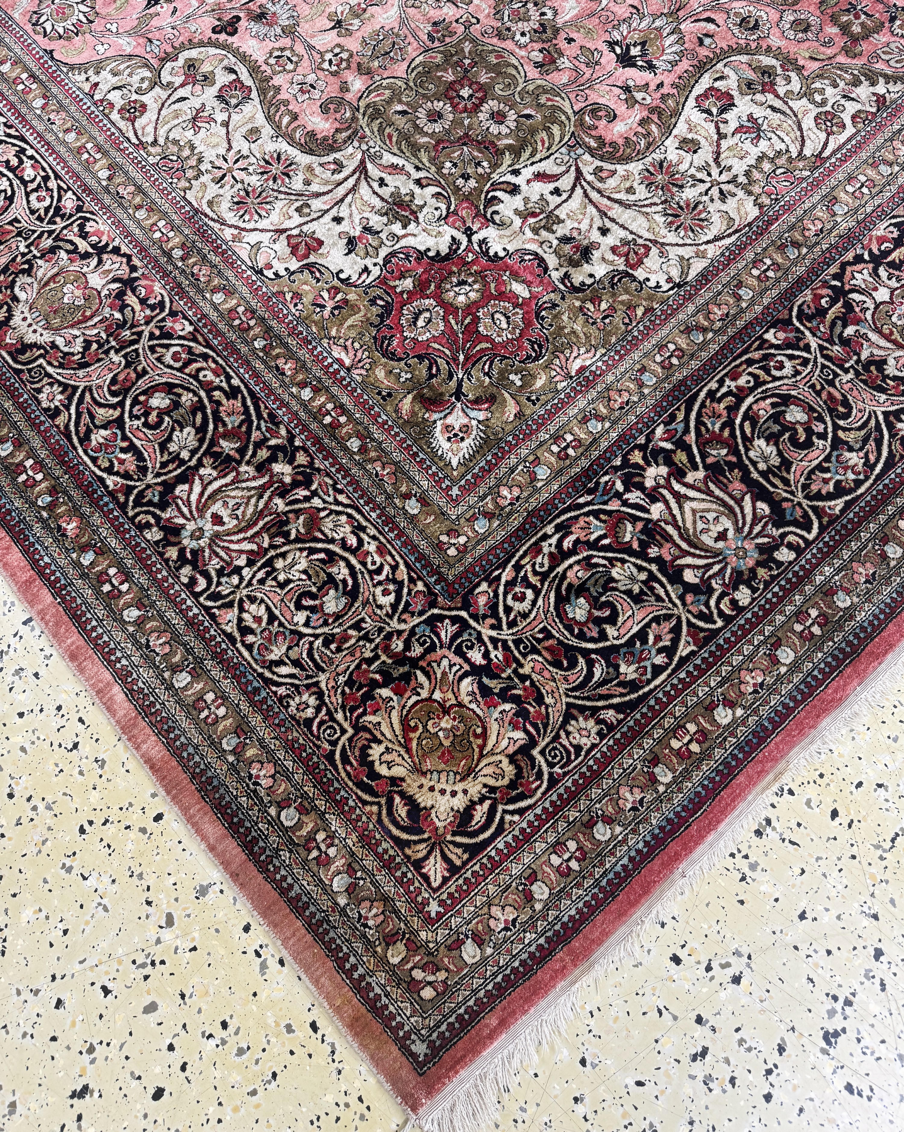 Detail g: Ghom Seide, Persien, Mitte 20.Jhd, reine Naturseide, ca. 375 x 250 cm, EHZ: 3