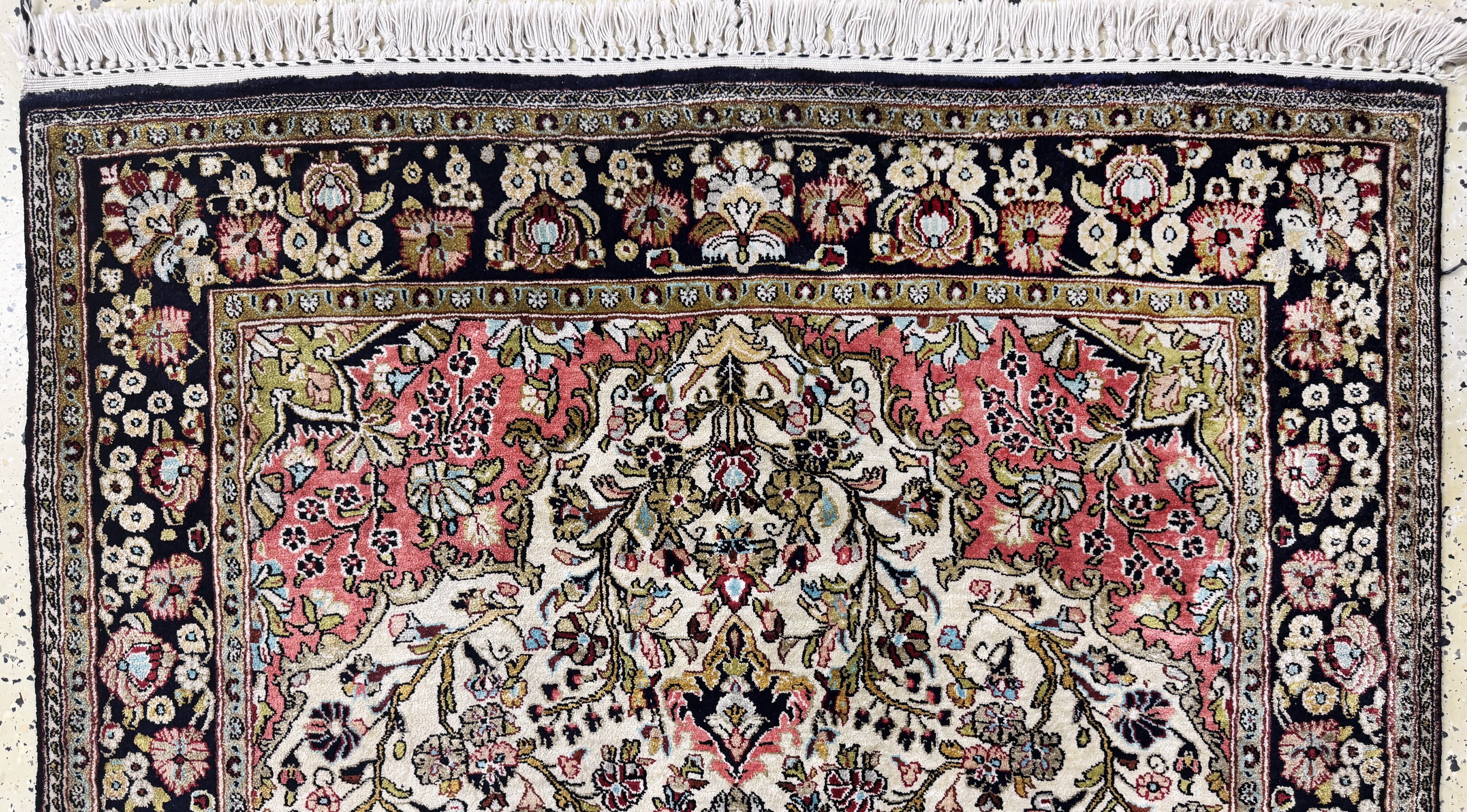 Detail a: Ghom Seide, Persien, Mitte 20.Jhd, reine Naturseide, ca. 154 x 107 cm, EHZ: 2