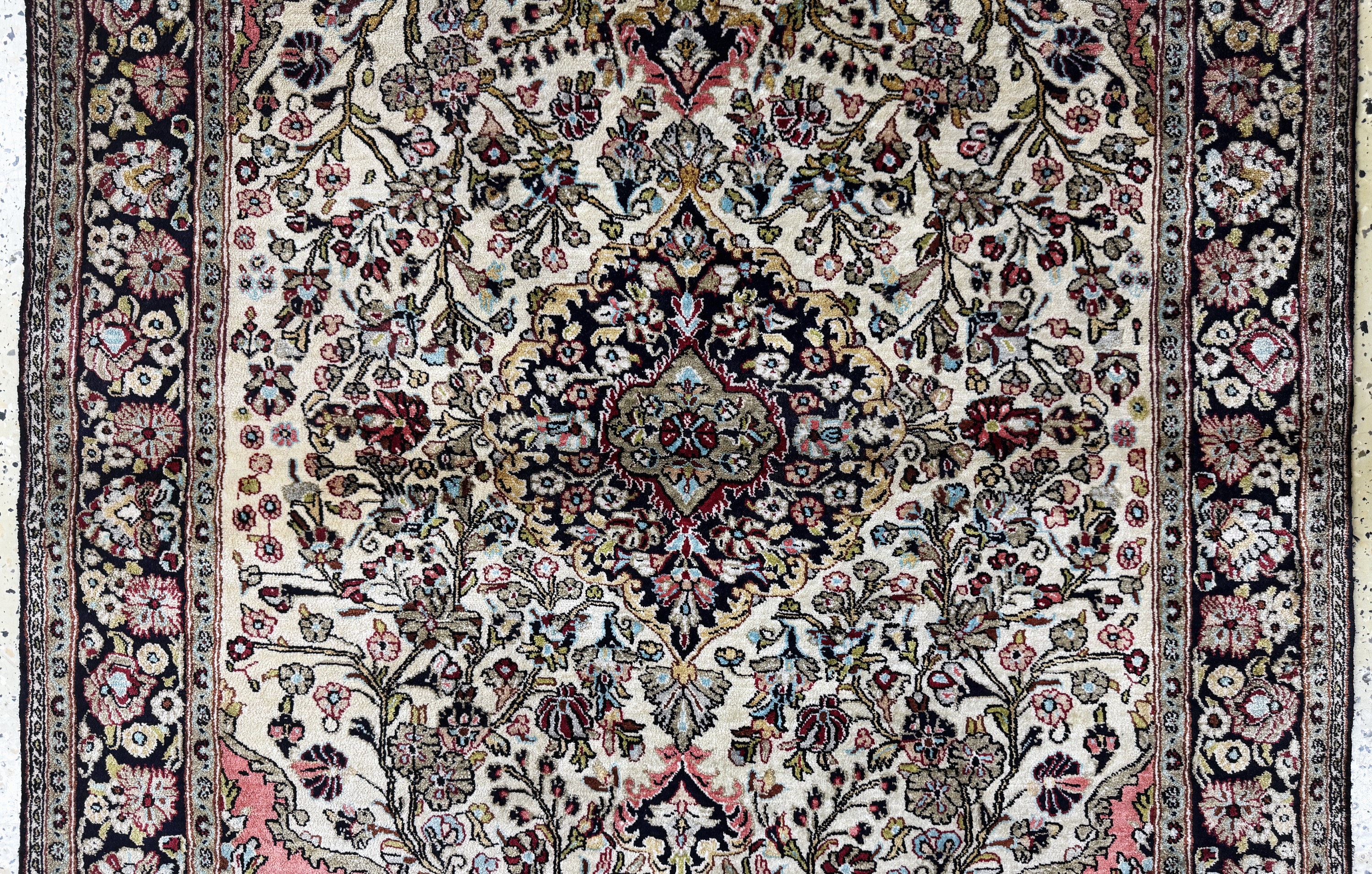Detail b: Ghom Seide, Persien, Mitte 20.Jhd, reine Naturseide, ca. 154 x 107 cm, EHZ: 2