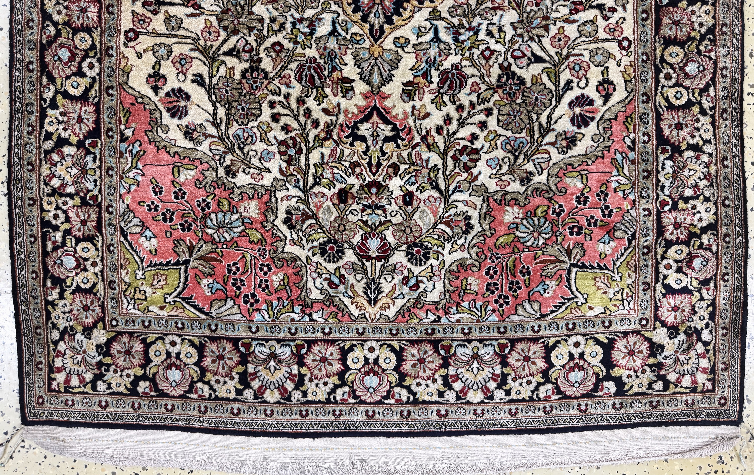 Detail c: Ghom Seide, Persien, Mitte 20.Jhd, reine Naturseide, ca. 154 x 107 cm, EHZ: 2