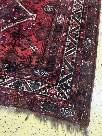 27050989a - Schiraz, Persien, Mitte 20.Jhd, Wolle auf Wolle, ca. 335 x 215 cm, EHZ: 2 Schätzpreis: ...