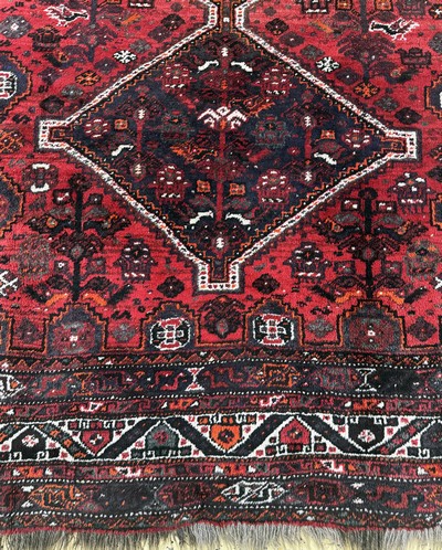 27050989c - Schiraz, Persien, Mitte 20.Jhd, Wolle auf Wolle, ca. 335 x 215 cm, EHZ: 2 Schätzpreis: ...