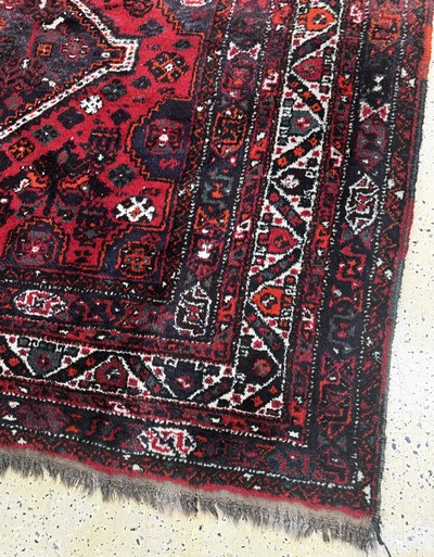 27050989d - Schiraz, Persien, Mitte 20.Jhd, Wolle auf Wolle, ca. 335 x 215 cm, EHZ: 2 Schätzpreis: ...