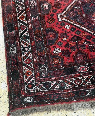 27050989e - Schiraz, Persien, Mitte 20.Jhd, Wolle auf Wolle, ca. 335 x 215 cm, EHZ: 2 Schätzpreis: ...