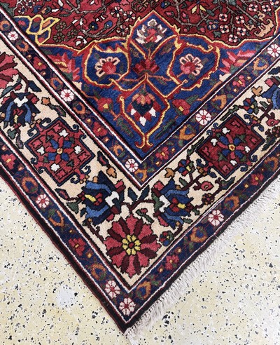 27050990e - Bachtiar, Persien, Mitte 20.Jhd, Wolle auf Baumwolle, ca. 303 x 212 cm, EHZ: 2 ...