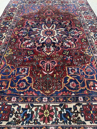 27050990f - Bachtiar, Persien, Mitte 20.Jhd, Wolle auf Baumwolle, ca. 303 x 212 cm, EHZ: 2 ...