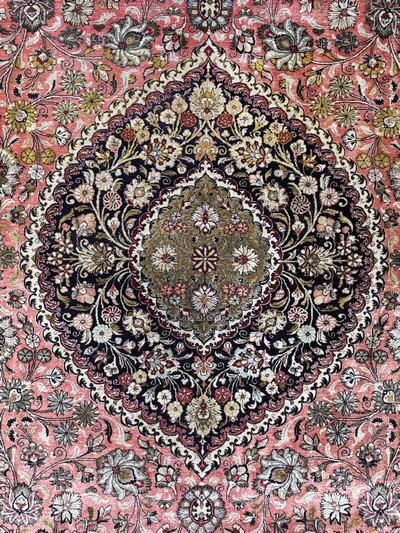 27050996e - Ghom Seide, Persien, Mitte 20.Jhd, reine Naturseide, ca. 375 x 250 cm, EHZ: 3 ...