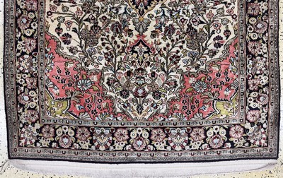 27050998c - Ghom Seide, Persien, Mitte 20.Jhd, reine Naturseide, ca. 154 x 107 cm, EHZ: 2 ...