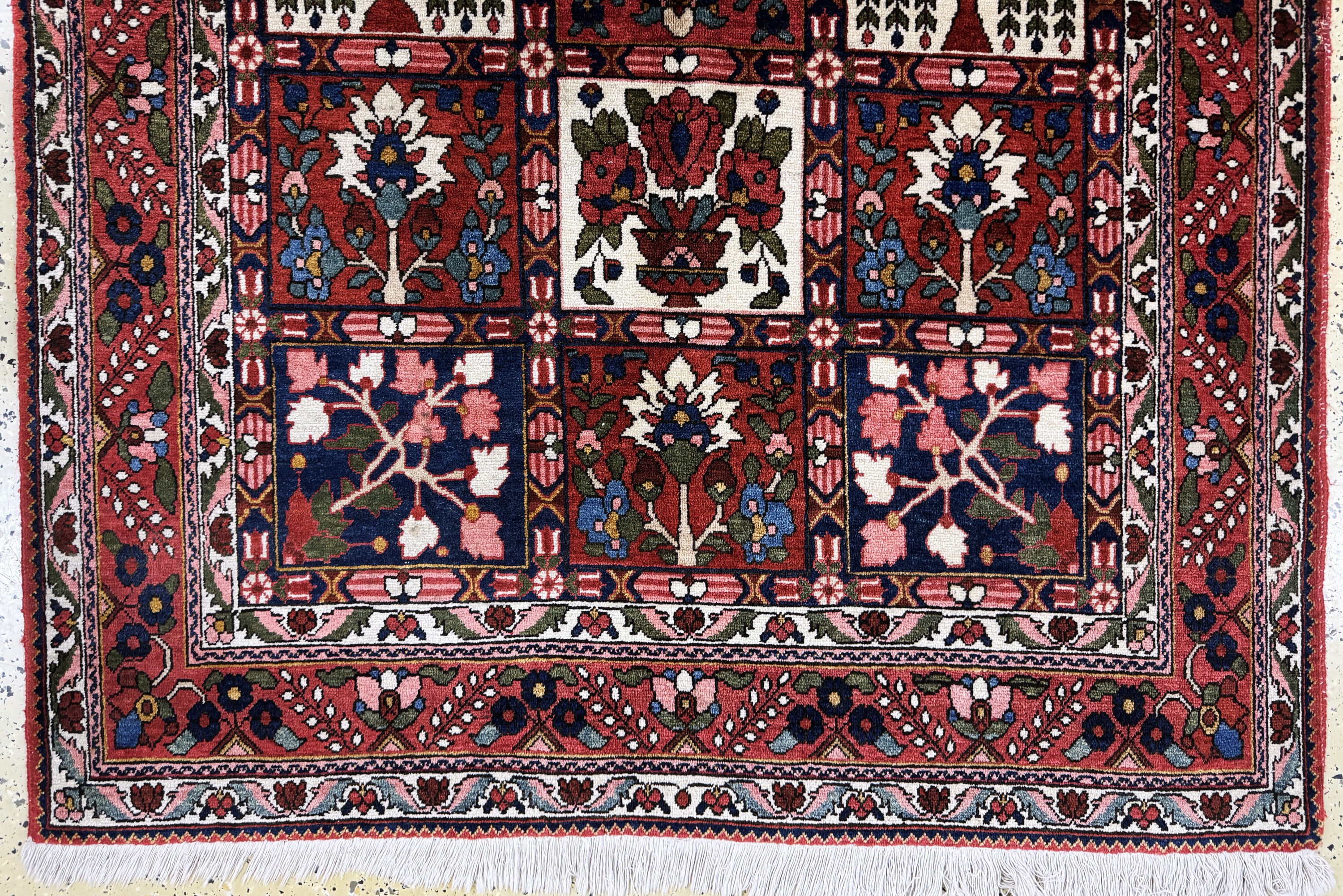 Detail b: Bachtiar, Persien, Mitte 20.Jhd, Wolle auf Baumwolle, ca. 214 x 139 cm, EHZ: 2