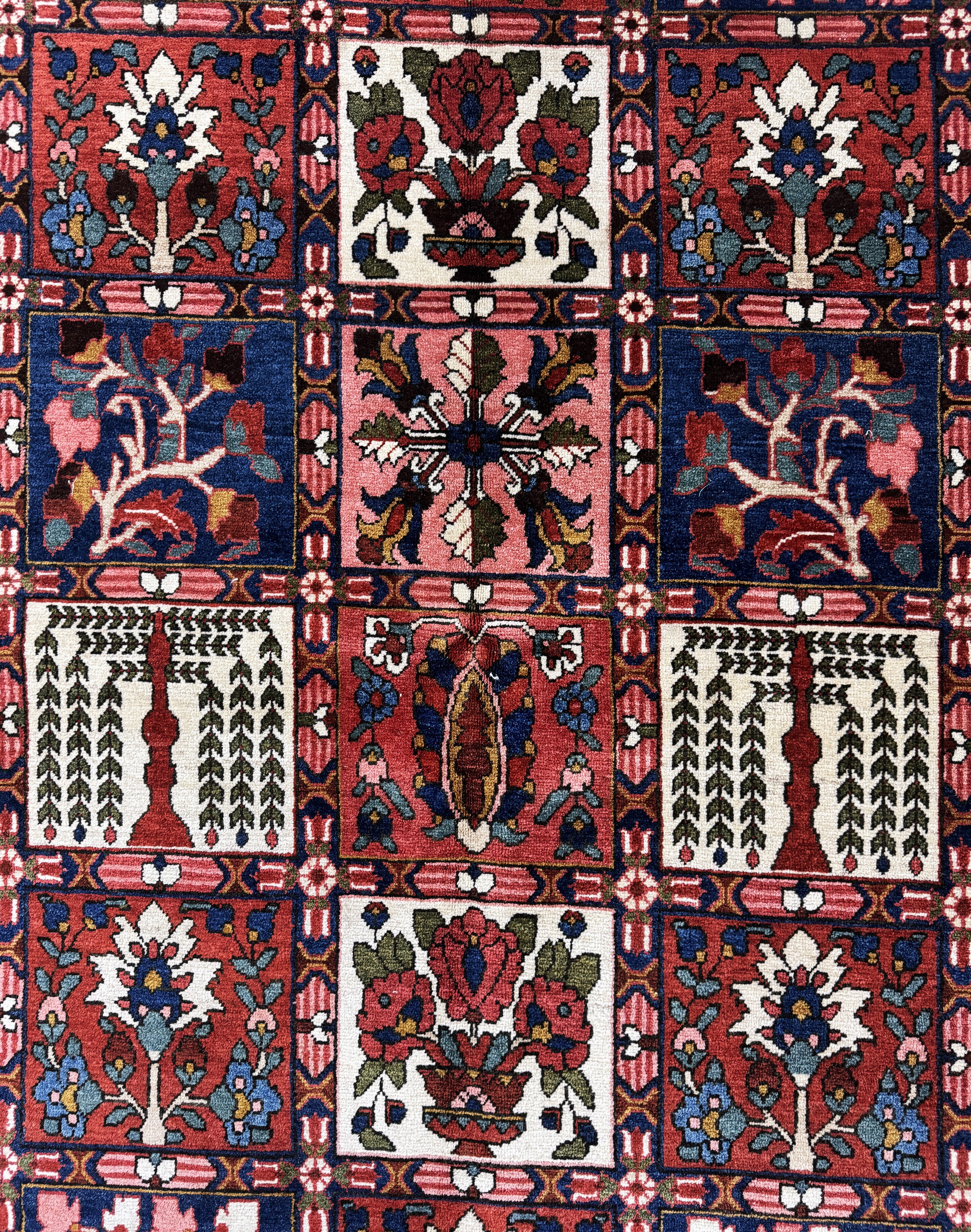 Detail c: Bachtiar, Persien, Mitte 20.Jhd, Wolle auf Baumwolle, ca. 214 x 139 cm, EHZ: 2