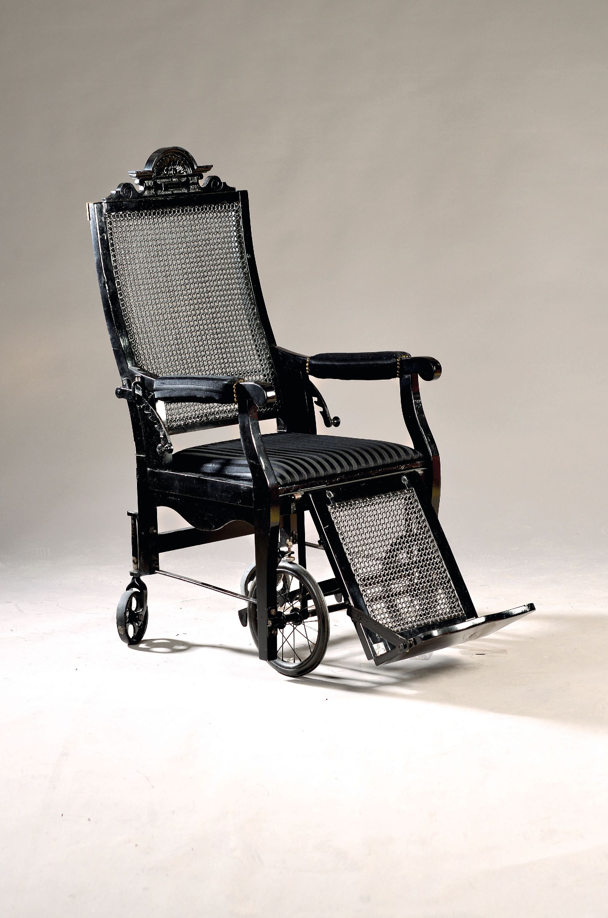 Image 27051005 - Krankenstuhl, deutsch, um 1890/1900, Nussbaum, neu schwarz gefaßt, orig. Mechanik zum ...