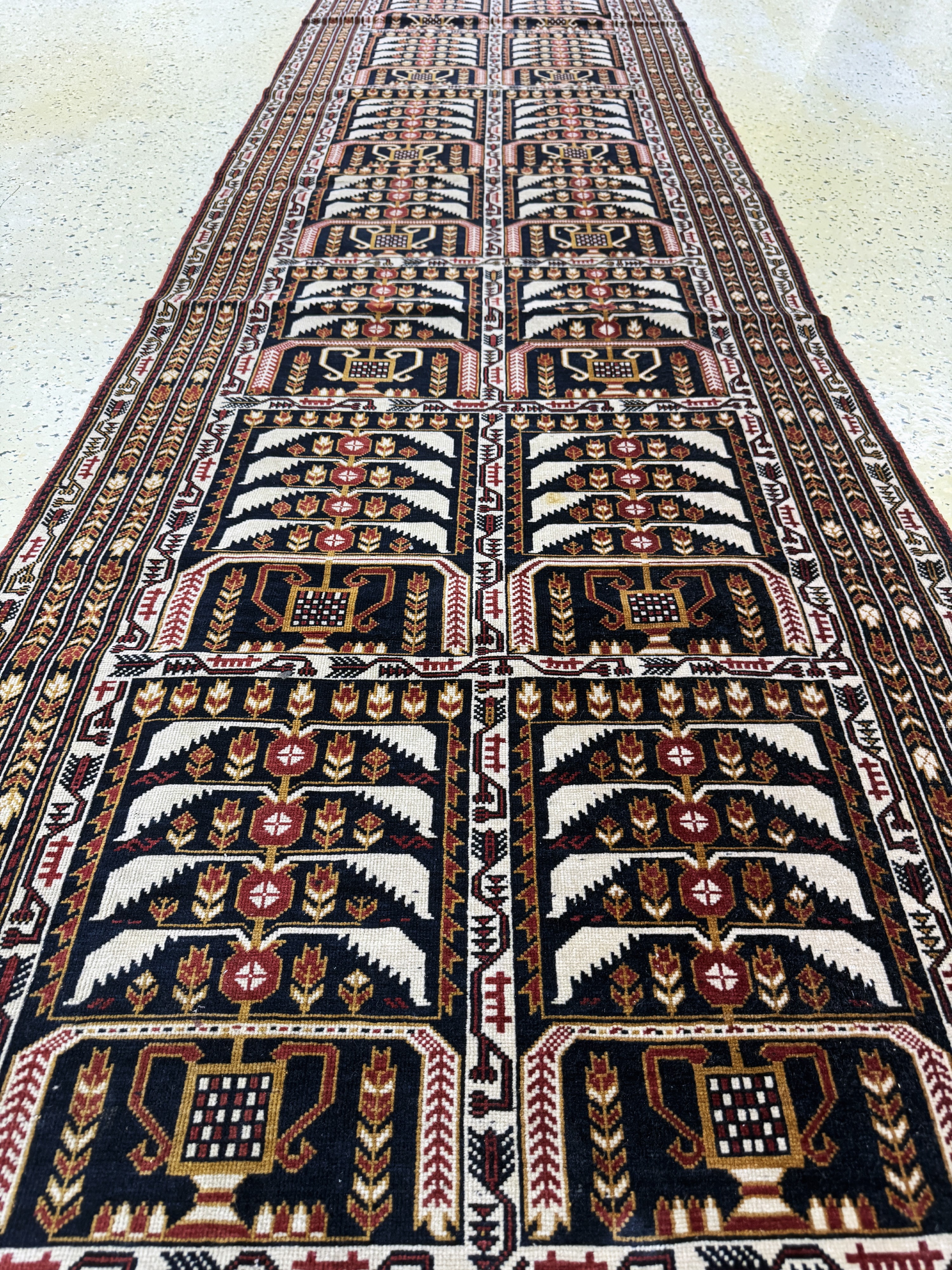 Detail e: Zakini fein, Afghanistan, Mitte 20.Jhd, Wolle auf Wolle, ca. 390 x 85 cm, EHZ: 2, (kleines Loch)