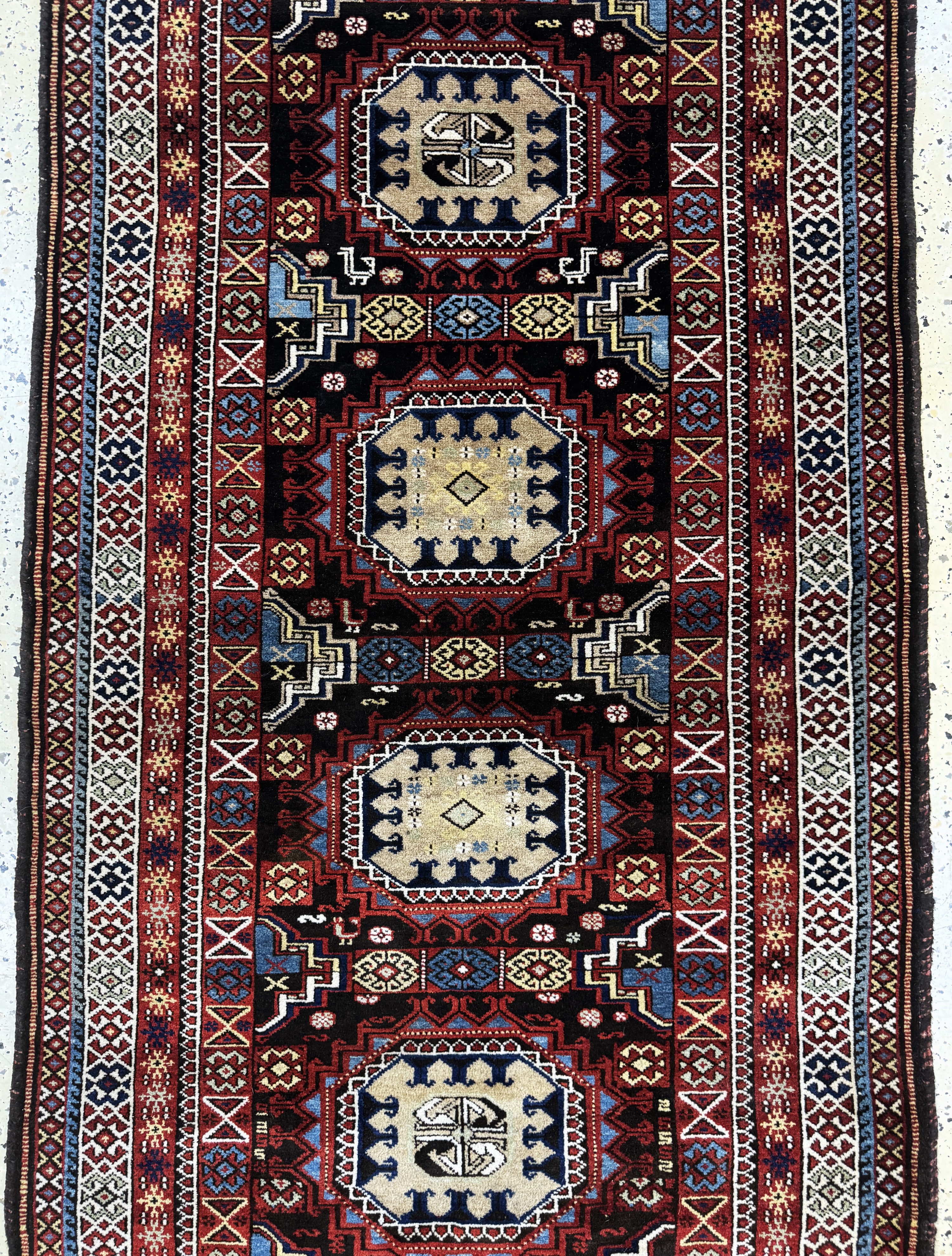 Detail b: Kordi"Dorfteppich", Persien, datiert 1359(1940), Wolle auf Wolle, ca. 270 x 103 cm,EHZ: 2