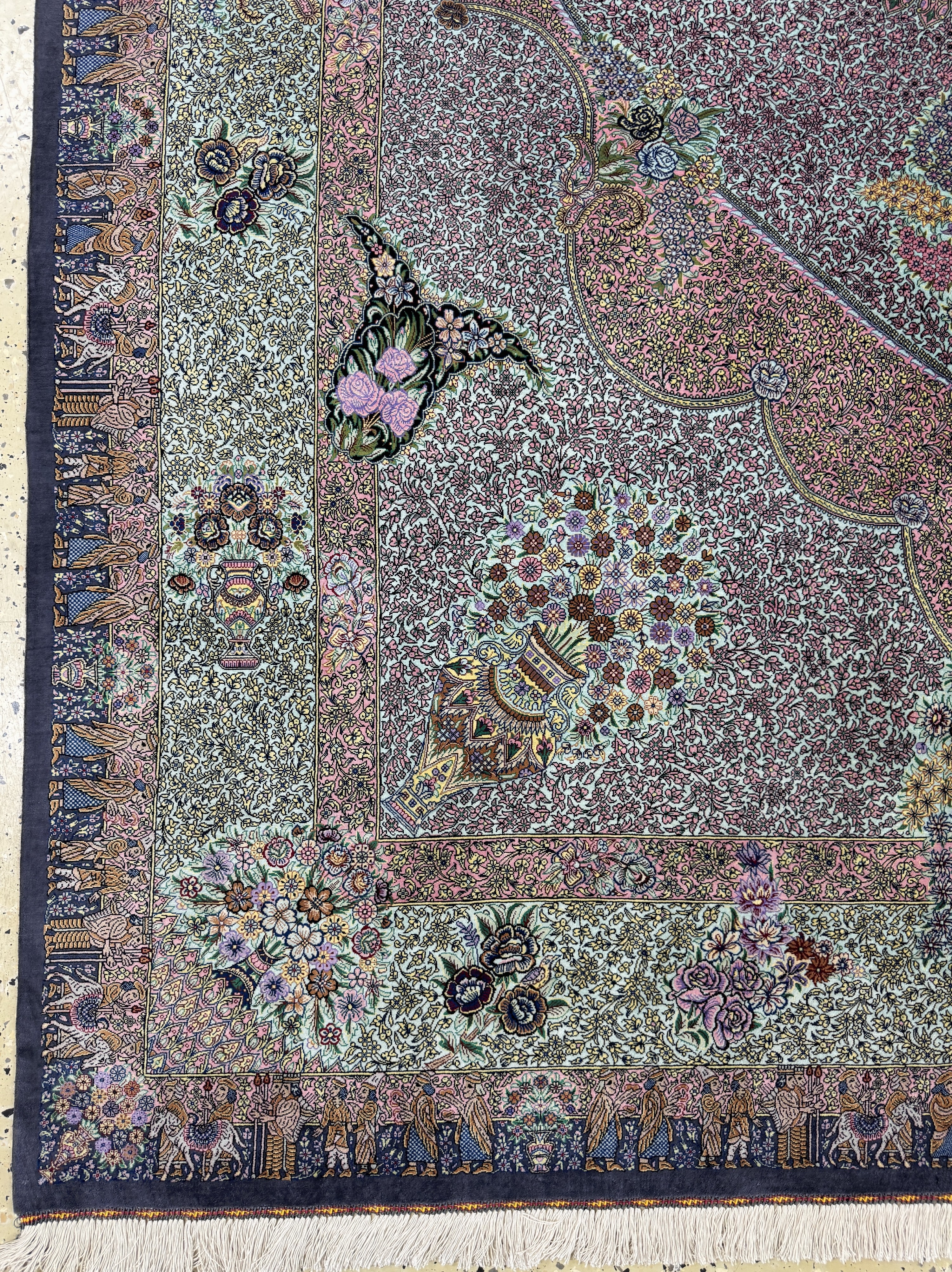 Detail b: Ghom Seide fein signiert, Persien, ca. 20 Jahre, reine Naturseide, ca. 300 x 200 cm, ca.1,0 Mio. Kn/qm, (sehr guter Zustand)