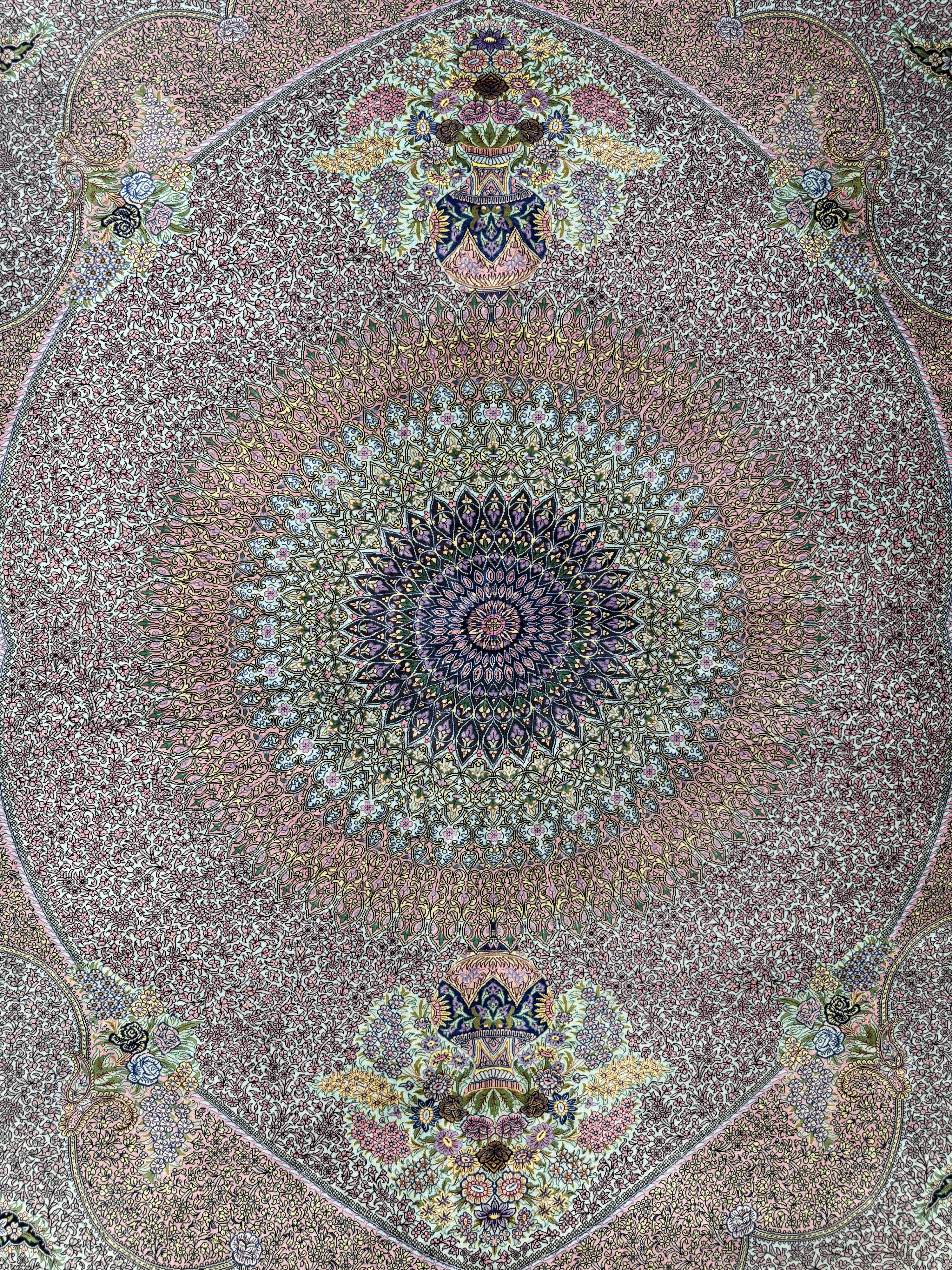 Detail c: Ghom Seide fein signiert, Persien, ca. 20 Jahre, reine Naturseide, ca. 300 x 200 cm, ca.1,0 Mio. Kn/qm, (sehr guter Zustand)