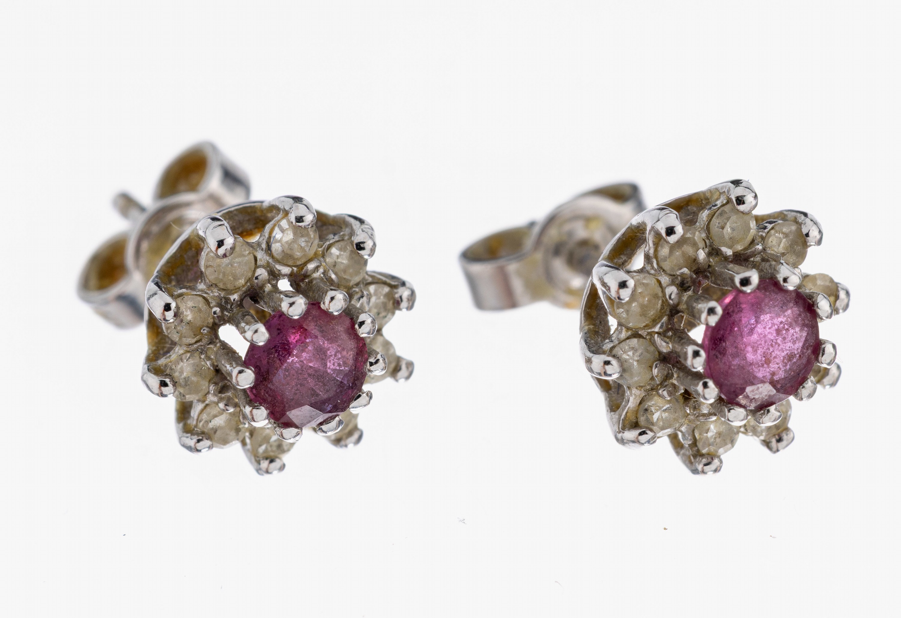 Image 27051099 - Paar 14 kt Gold Rubin-Diamant-Ohrstecker, WG 585/000, 2 rundfacett. Rubine zus. ca. ...